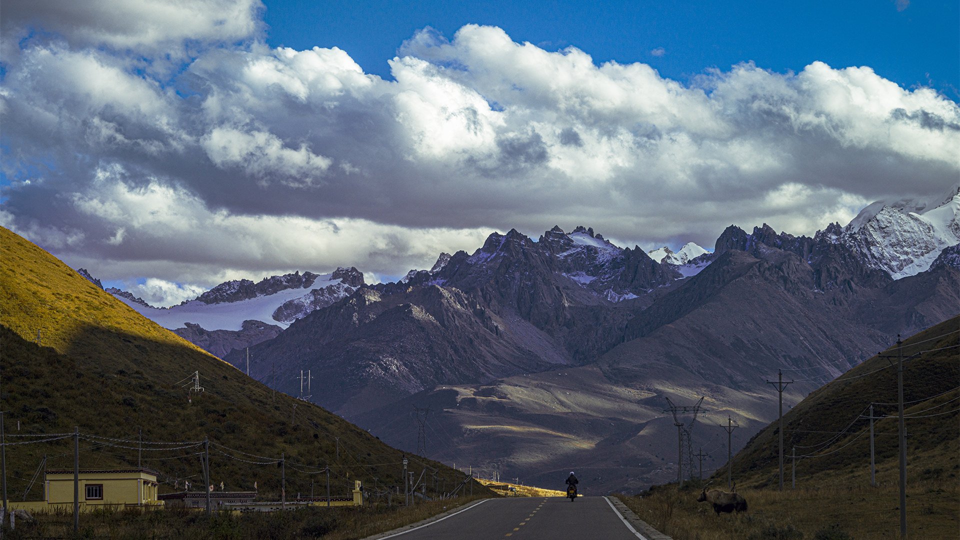 自然风光 高原 雪山 云层 山谷 公路