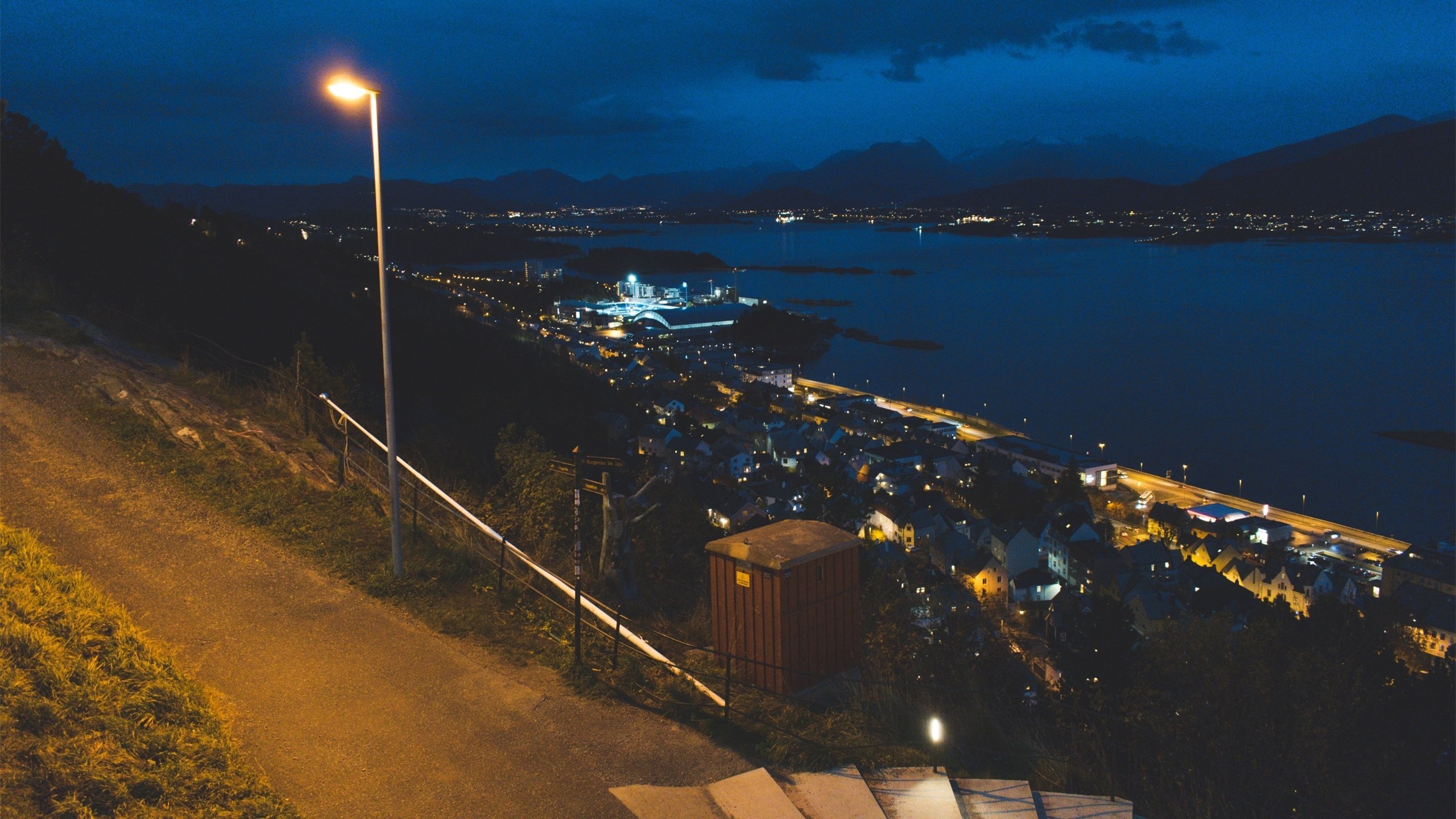 城市夜景 山坡 海滨