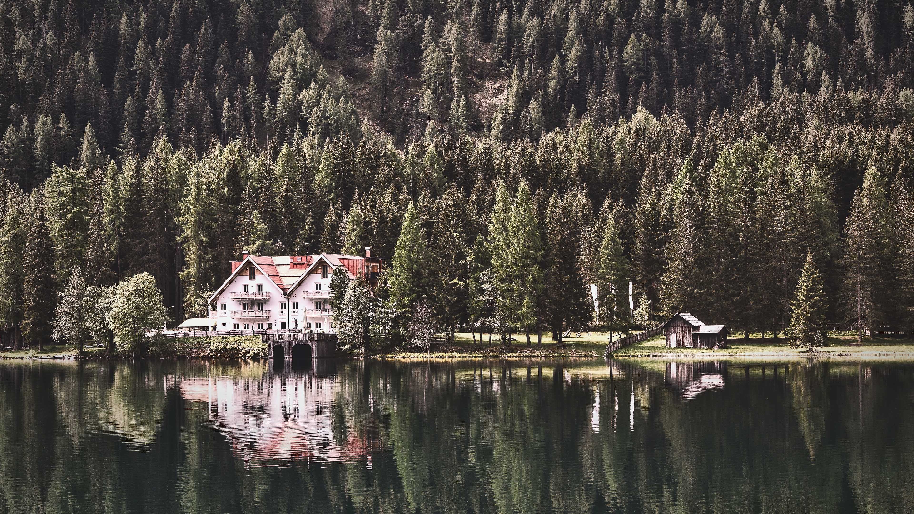 自然风光 湖畔小屋 倒影 树林