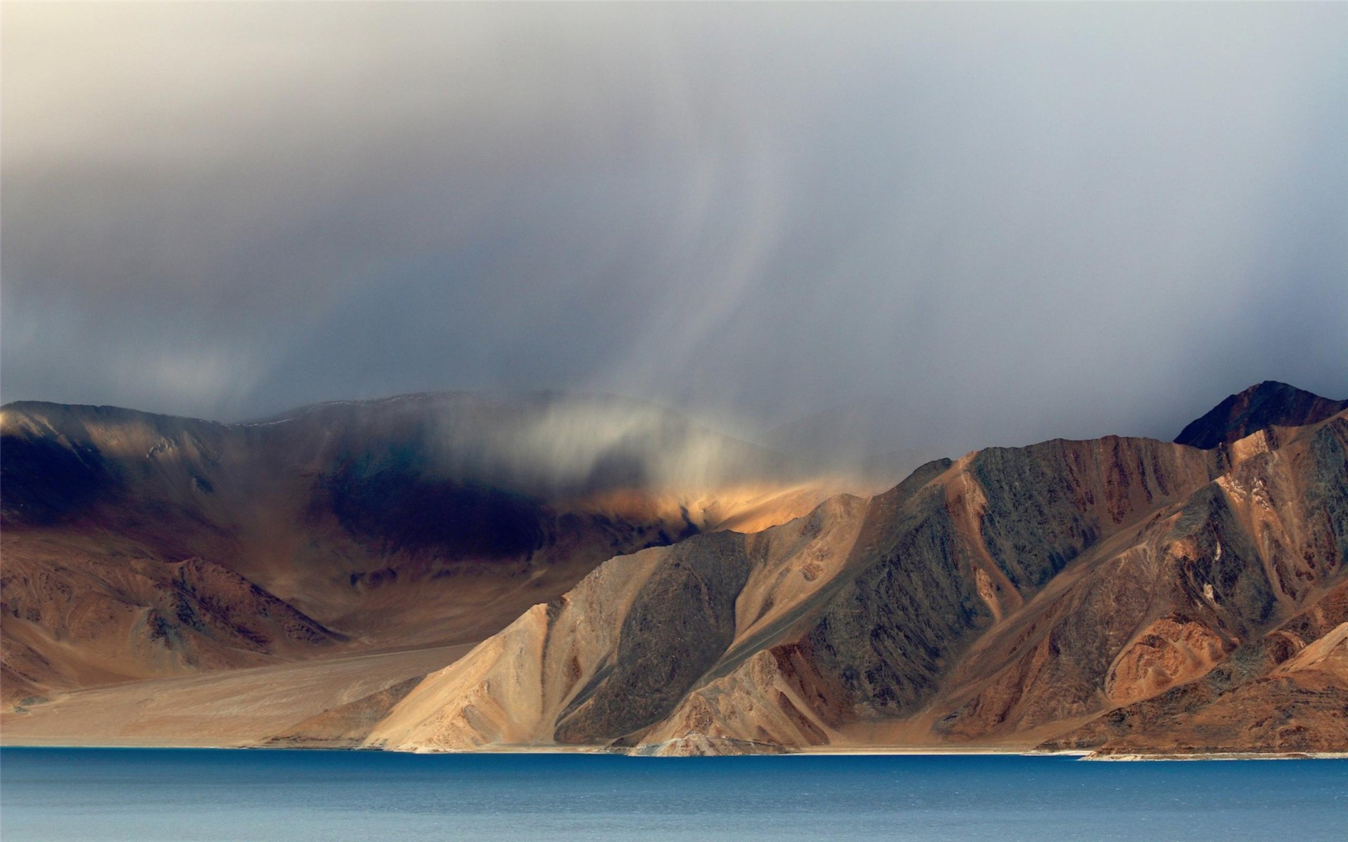 云雾缭绕的自然美景