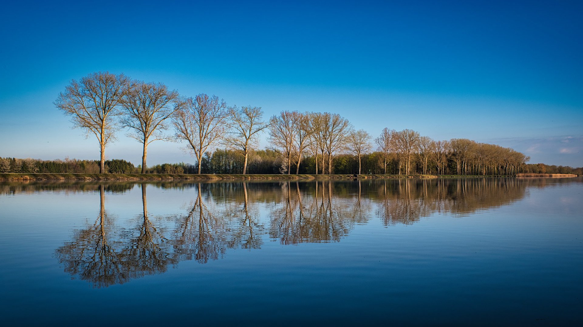 自然风光 湖面  蓝天