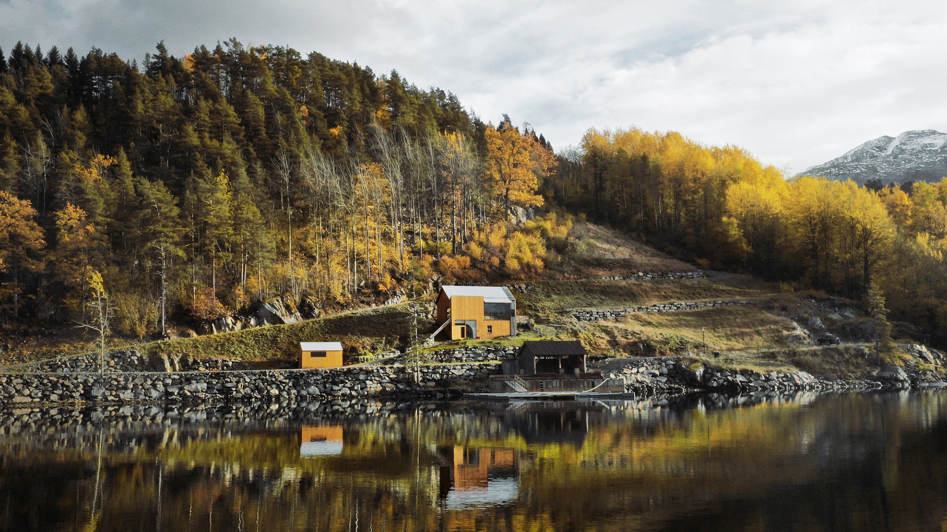 秋意正浓 湖畔小屋 树林 山坡