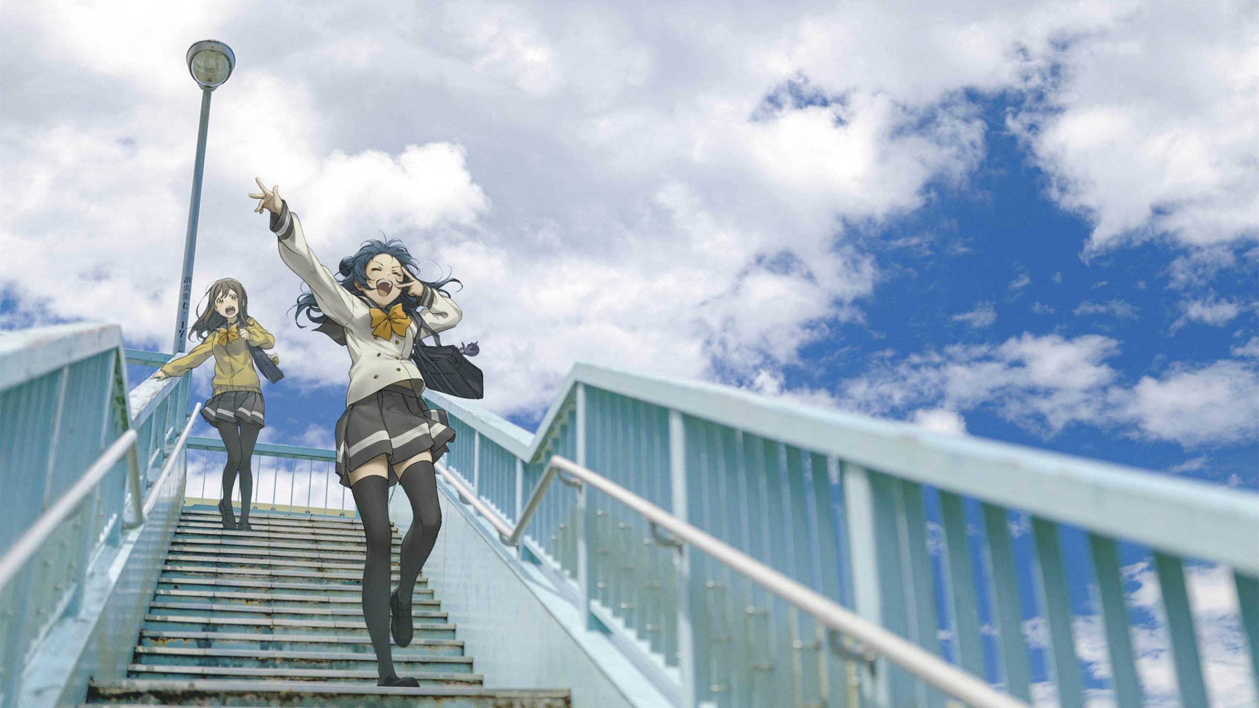 校园 制服 蓝天 白云 天桥