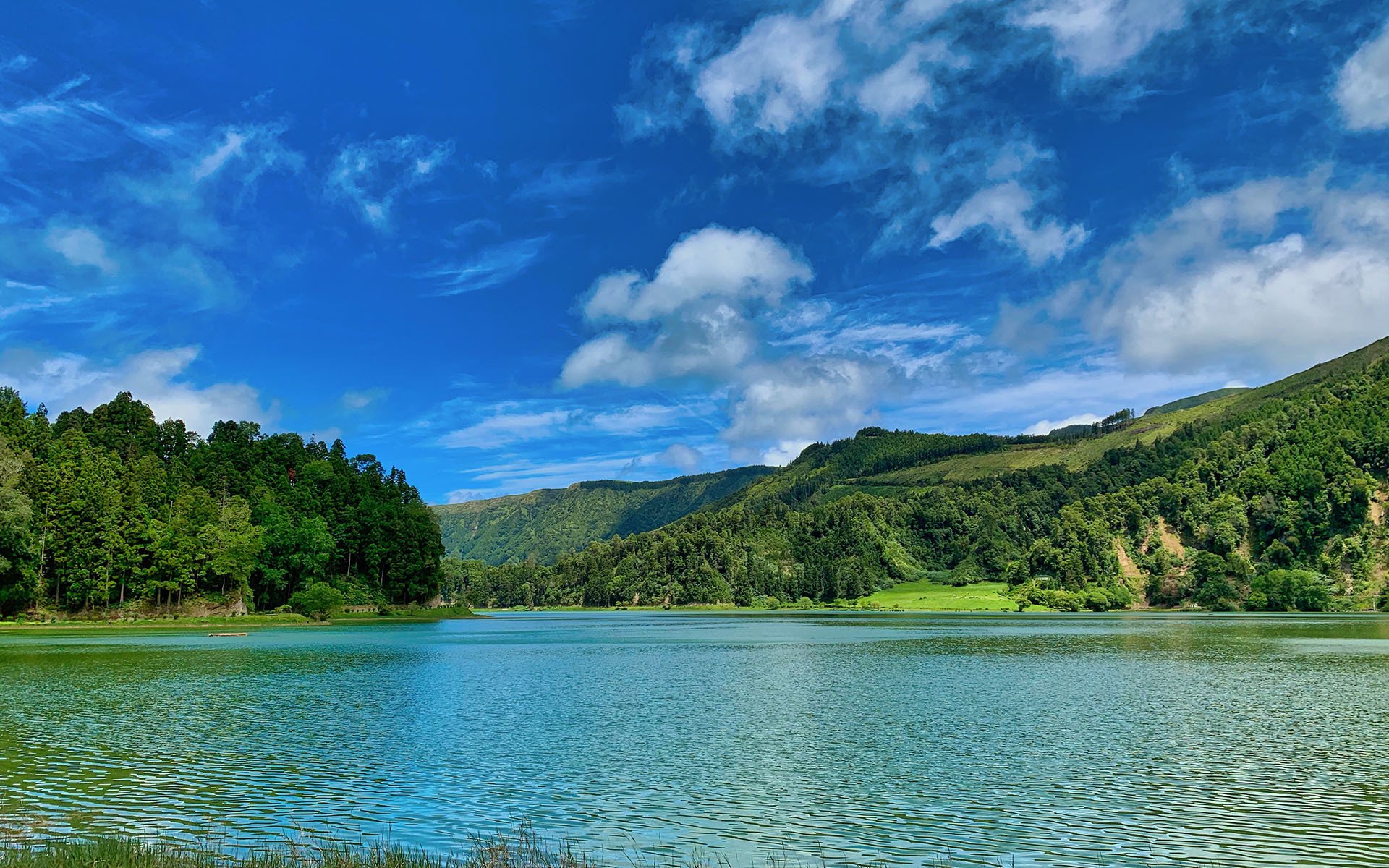 平静的湖面  海天一色