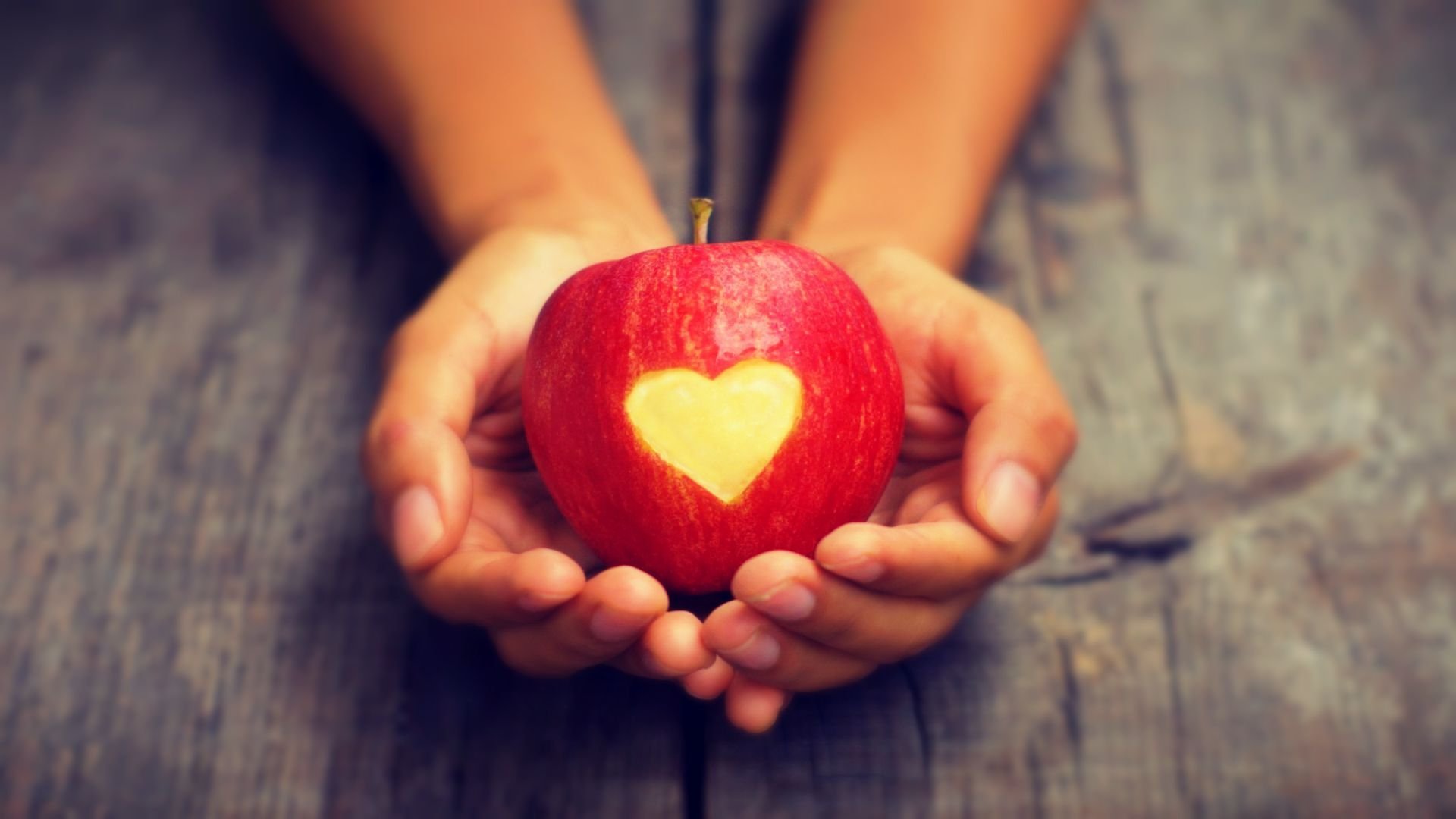 浪漫 爱情 幸福 温馨 love 幸福可以来的慢一些 苹果 心 手