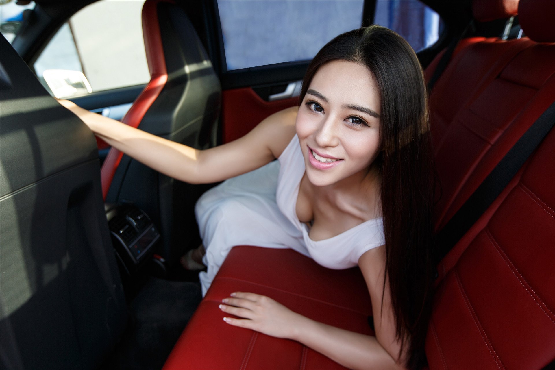 美女 改联网 车模 奔驰C63 AMG 佟方妤