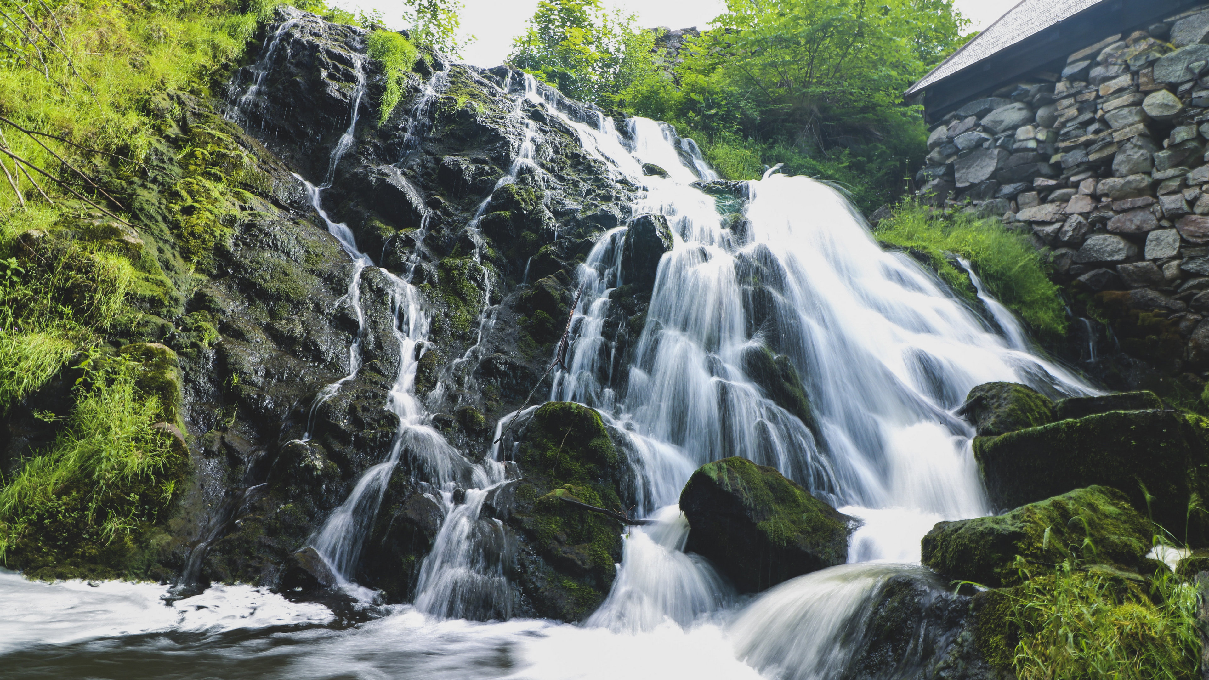 凉爽的瀑布美景