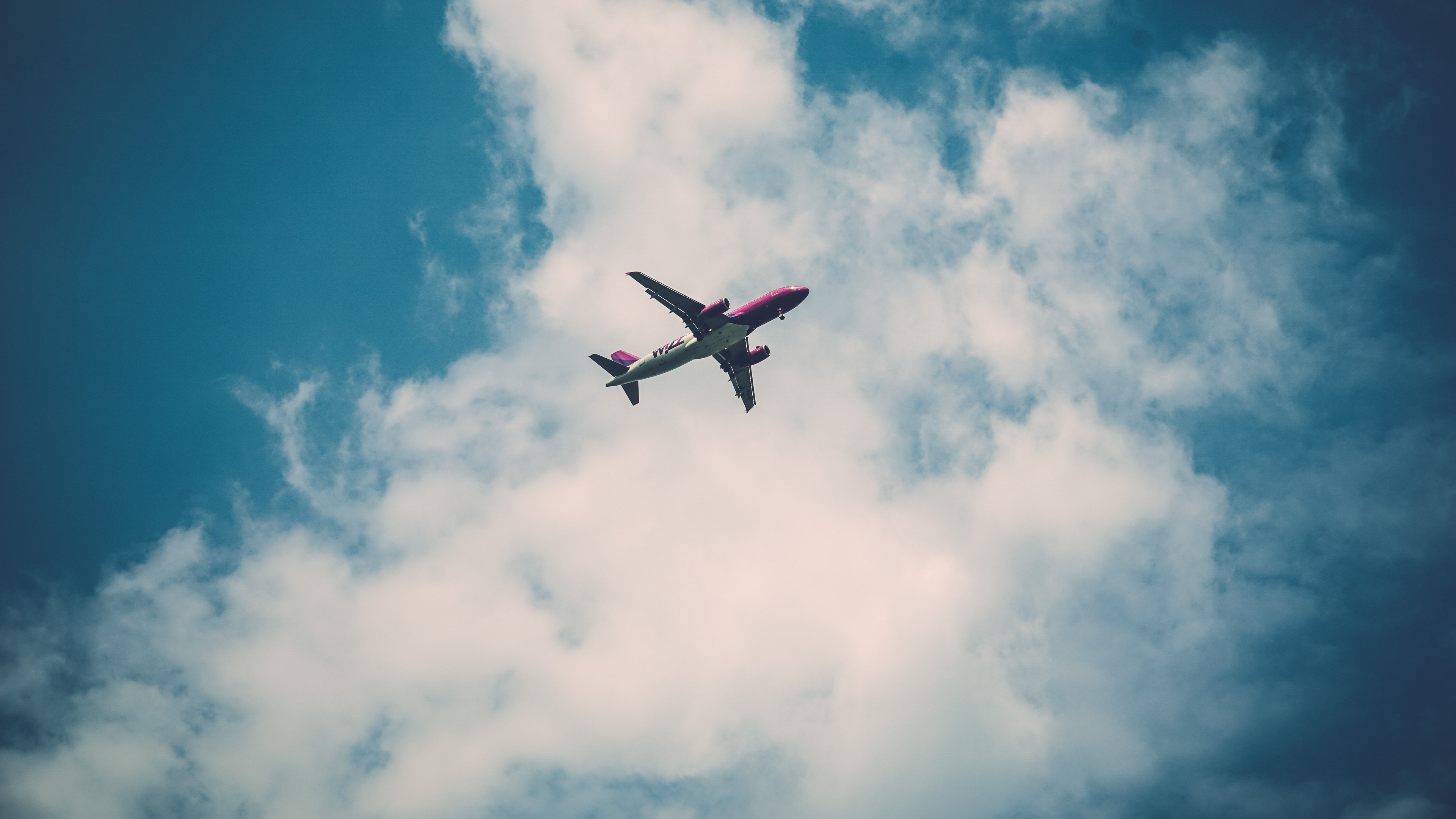 天空中的翱翔的飞机