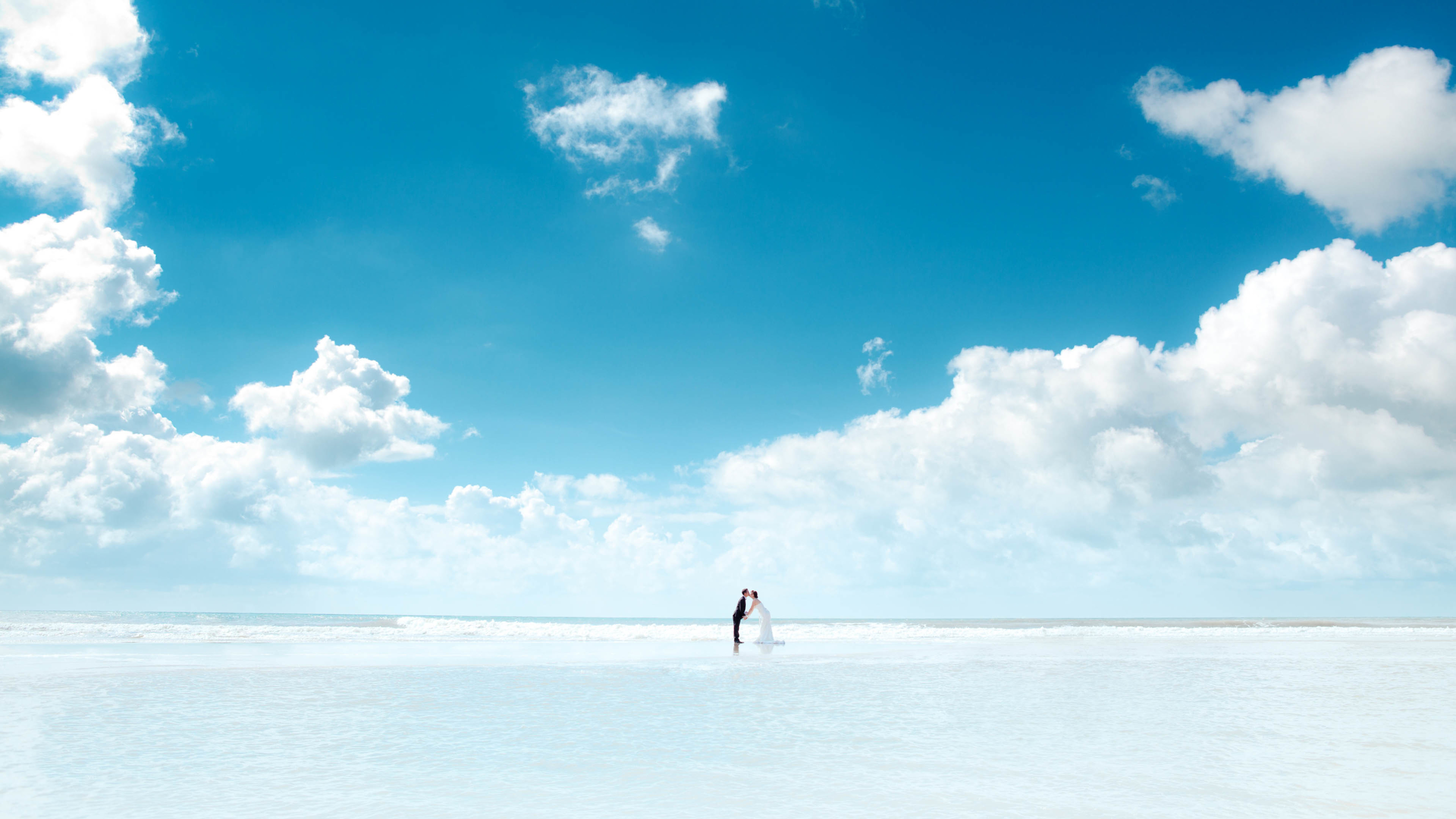 蓝天白云 湖水 情侣
