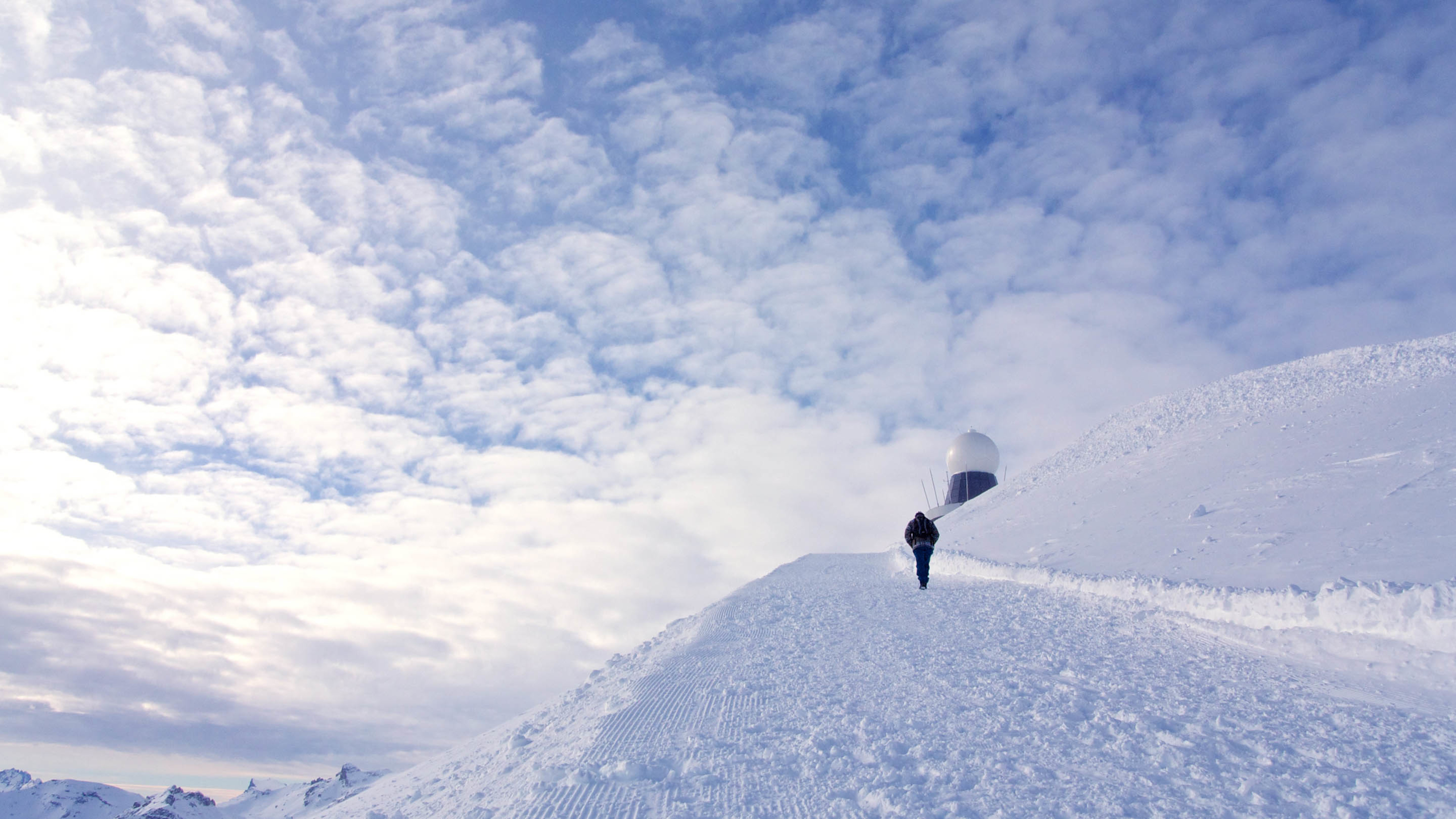 雪地中行走的人