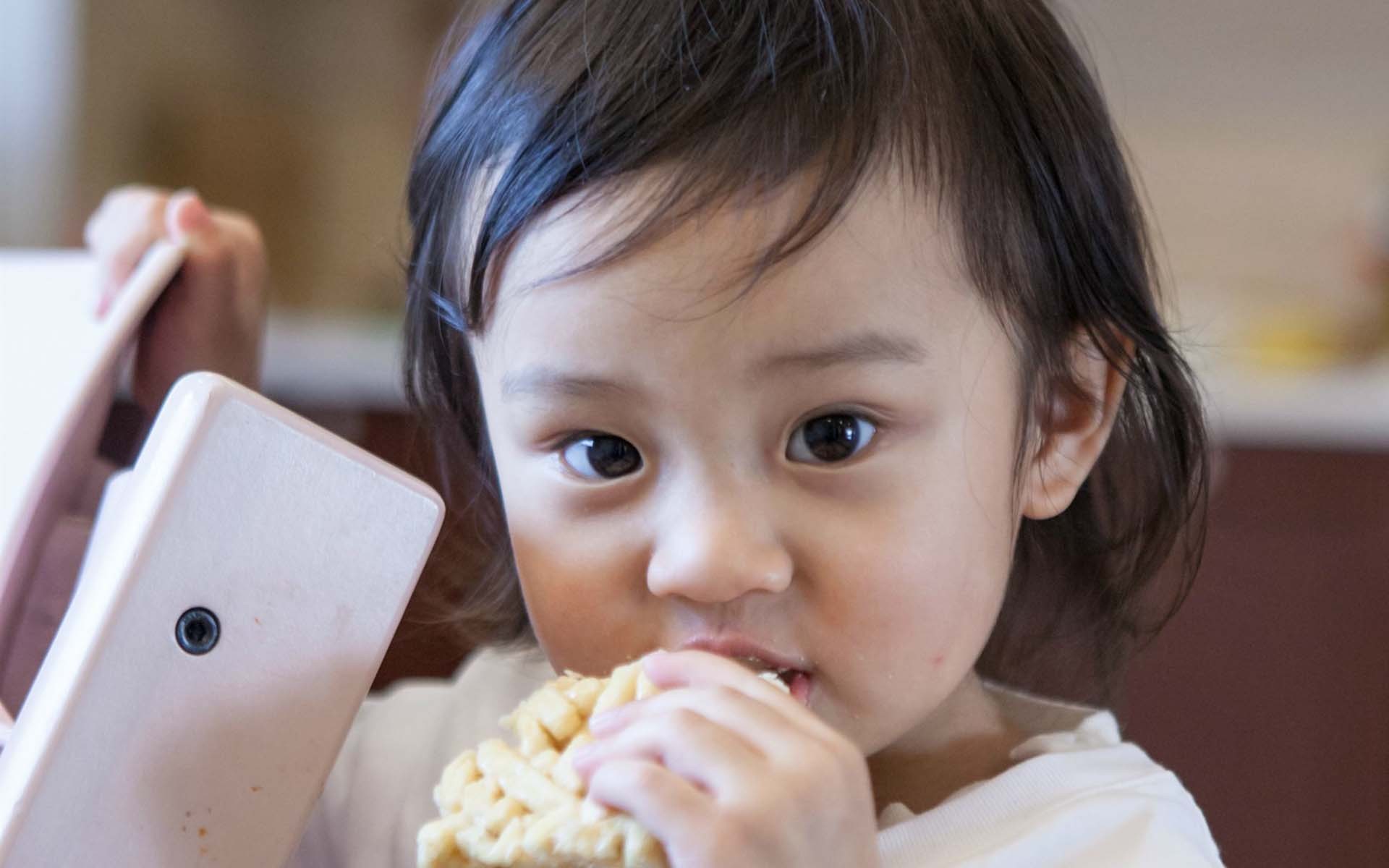 甜馨 爸爸回来了 搞怪 逗趣 萌娃