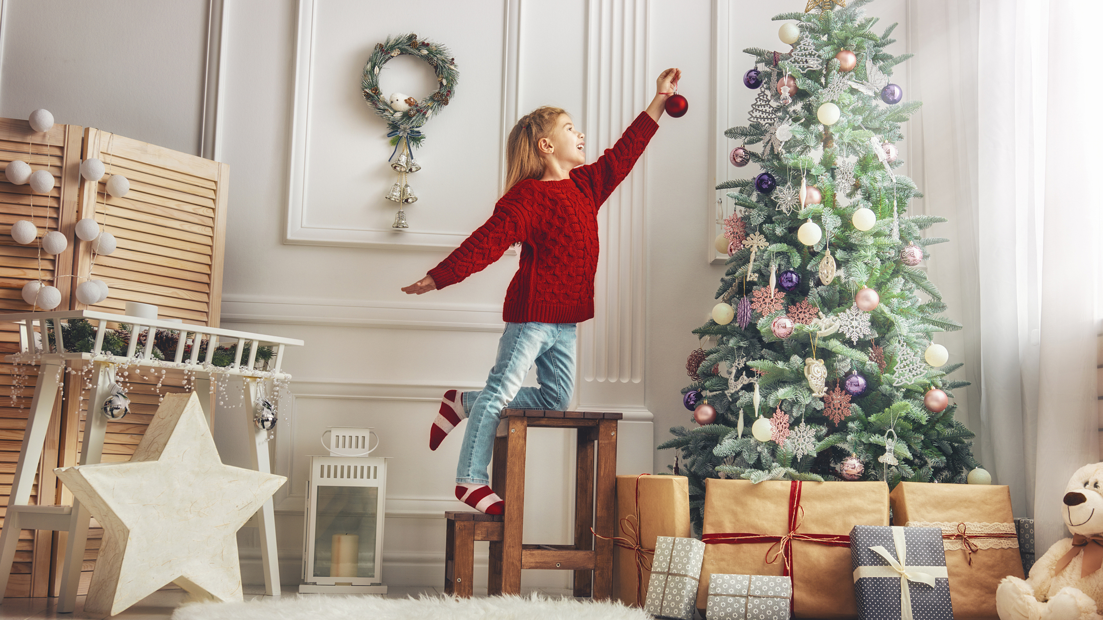 4k 圣诞 女孩 圣诞树
