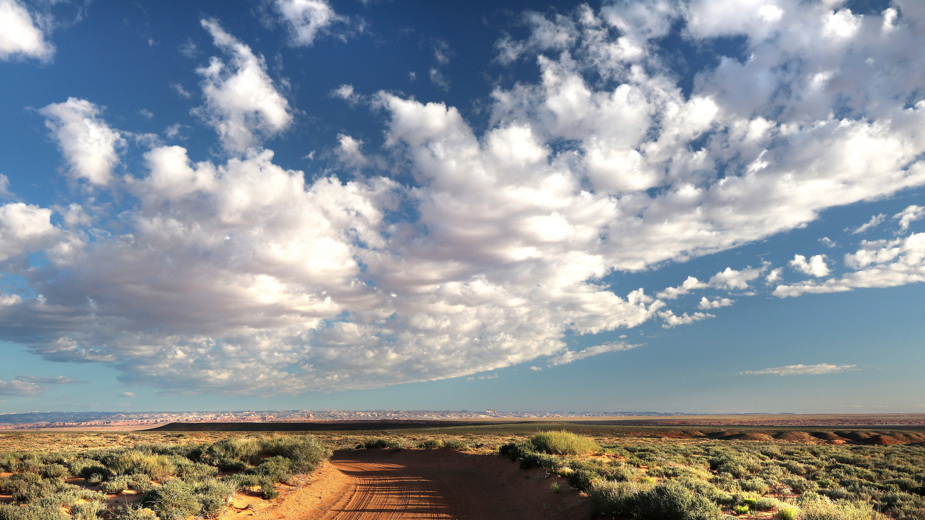 蓝天 白云  公路的尽头