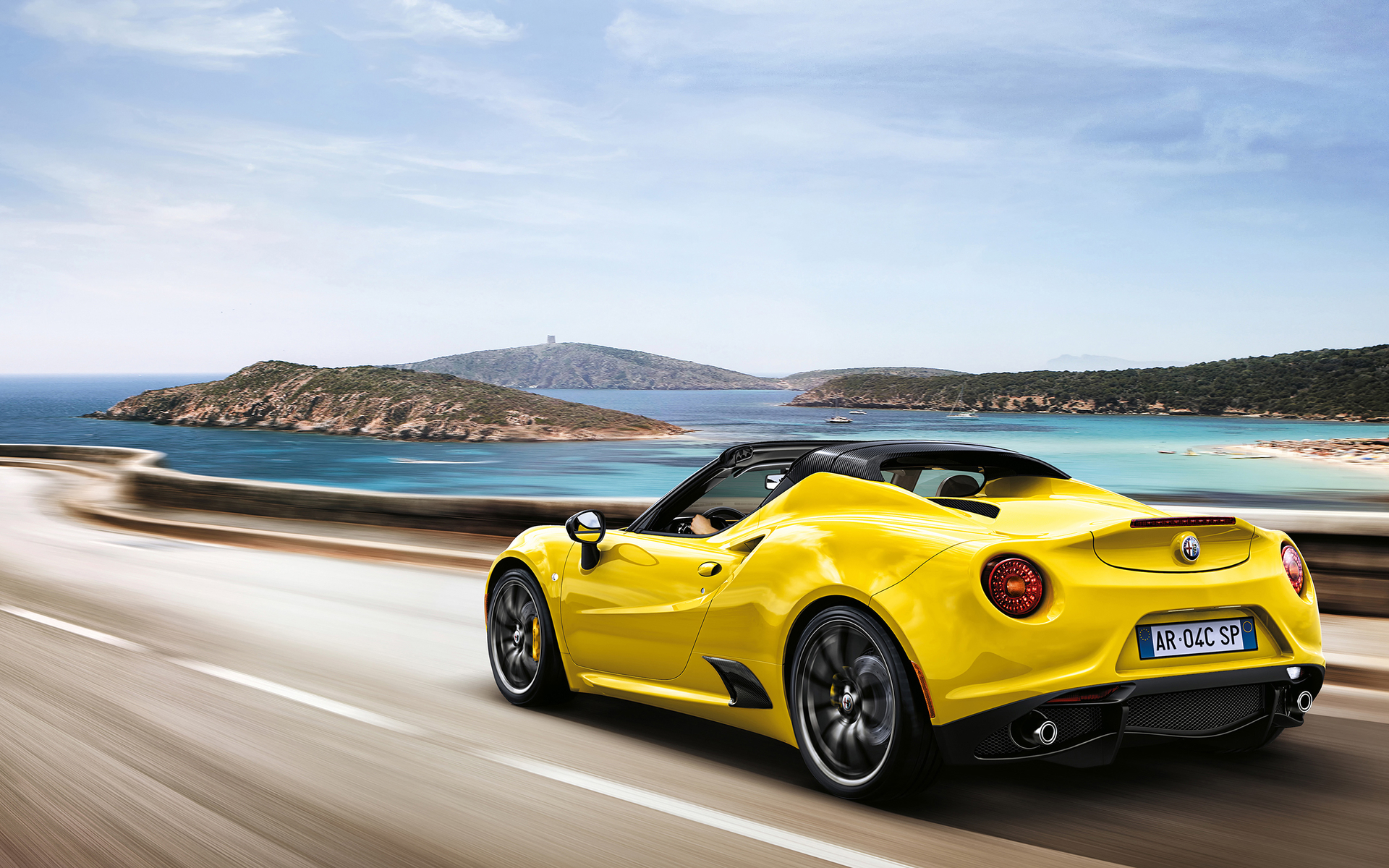 阿尔法罗密欧 4C 黄色跑车