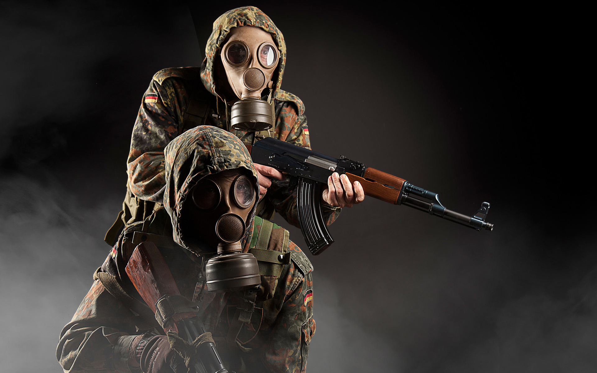 戴防毒面具的士兵