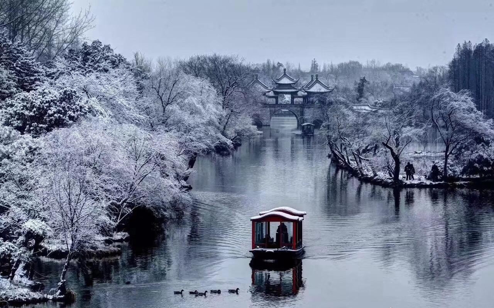 冰天雪地 水中  小船