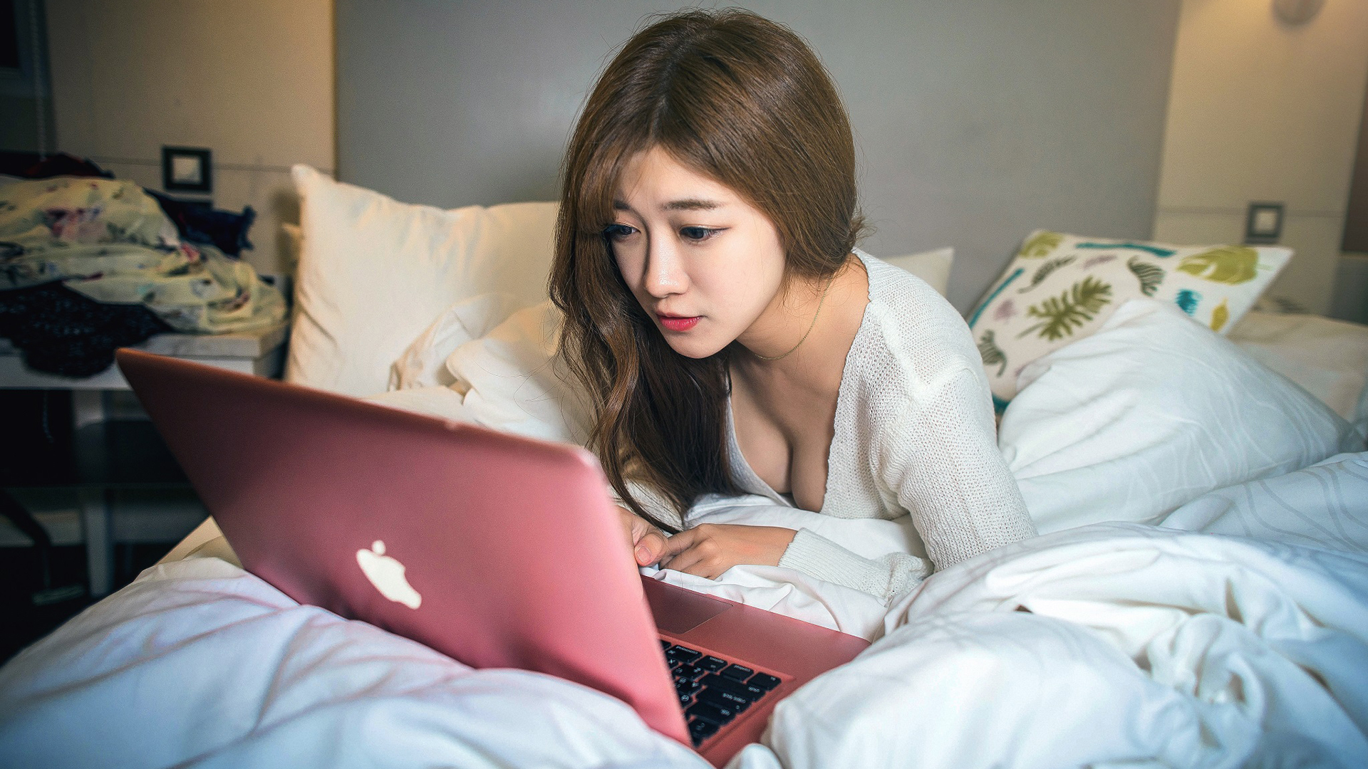 性感女神 居家 长发 苹果 电脑