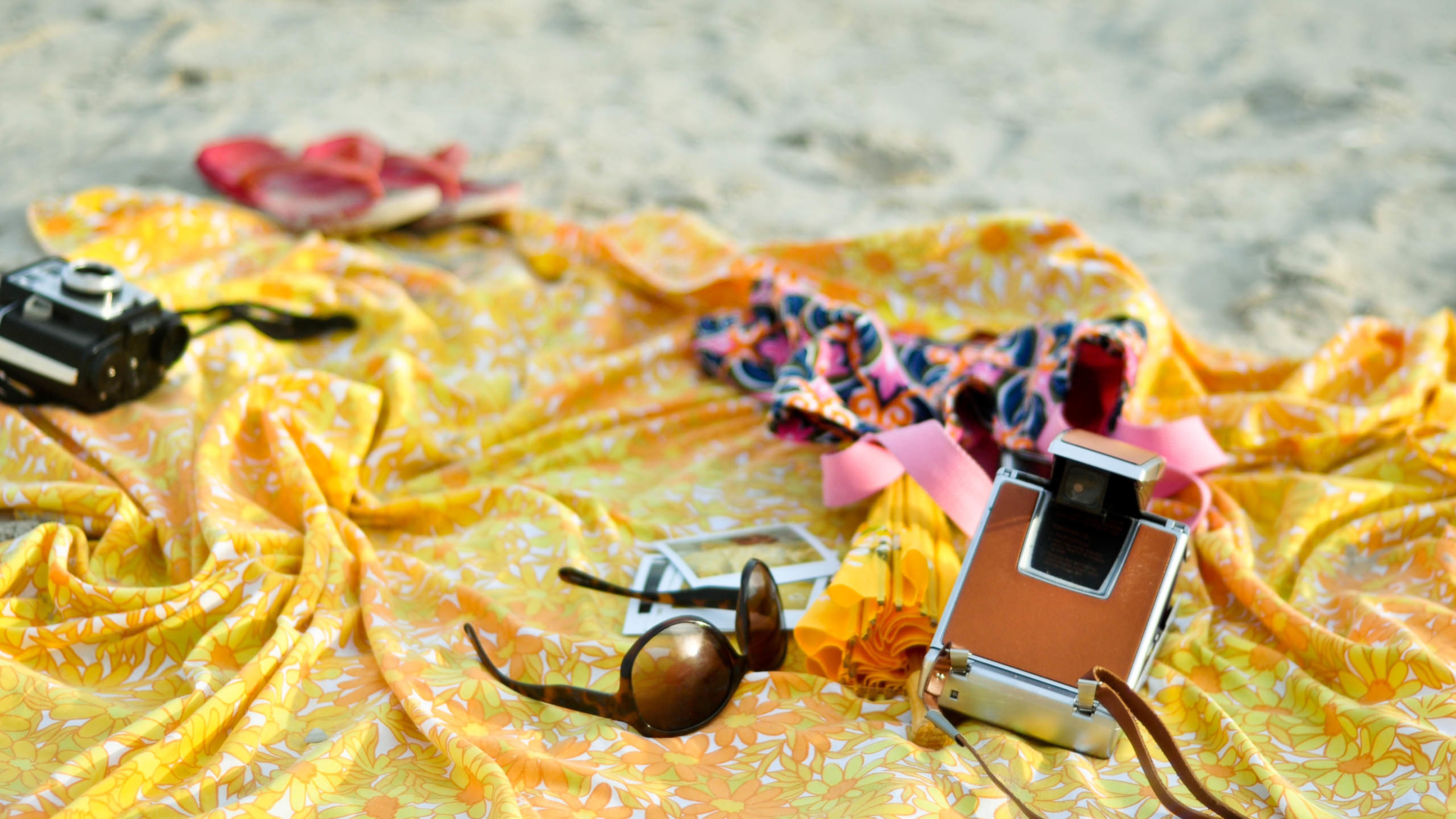 墨镜 相机 沙滩