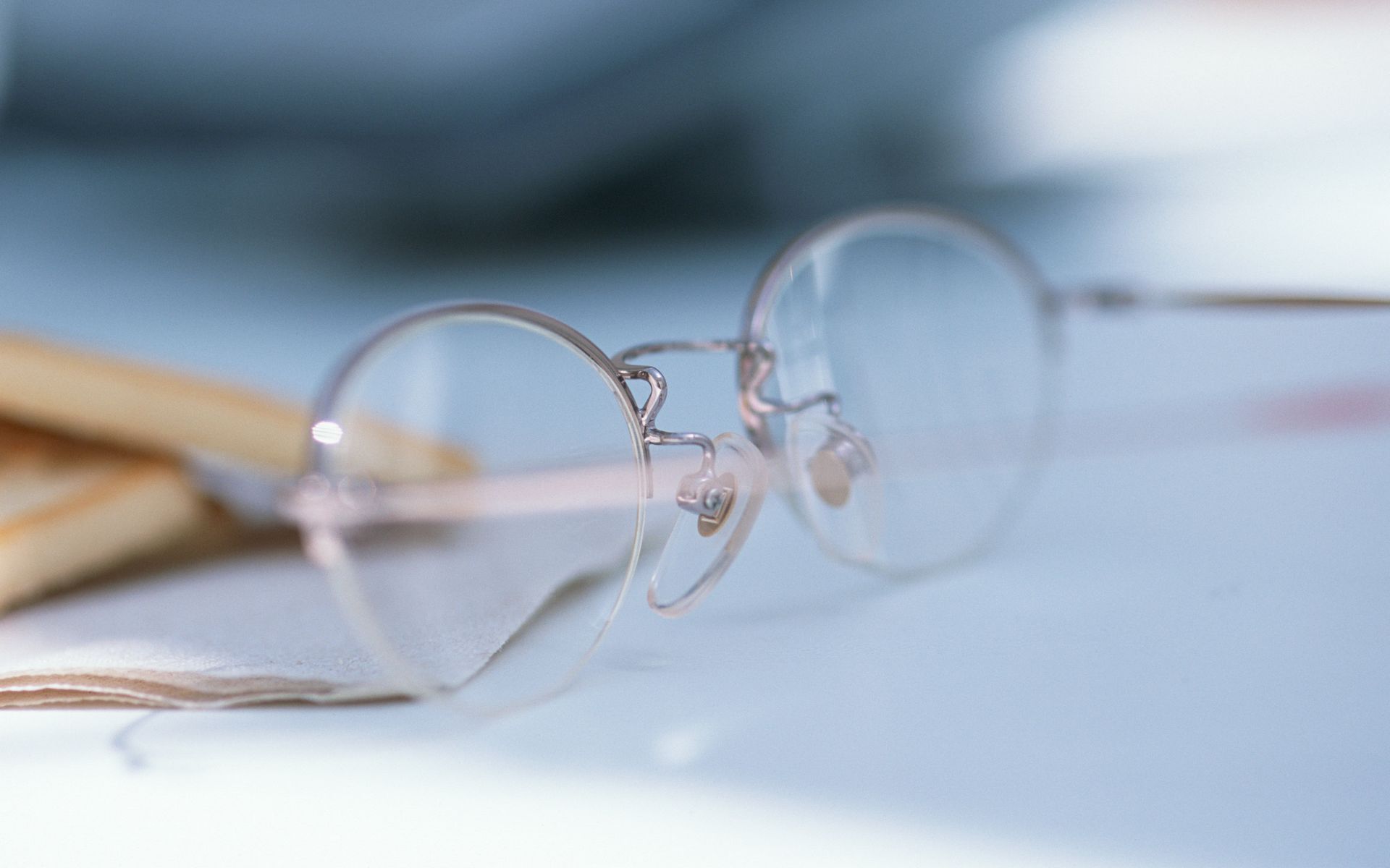 静物写真  书桌上的眼镜