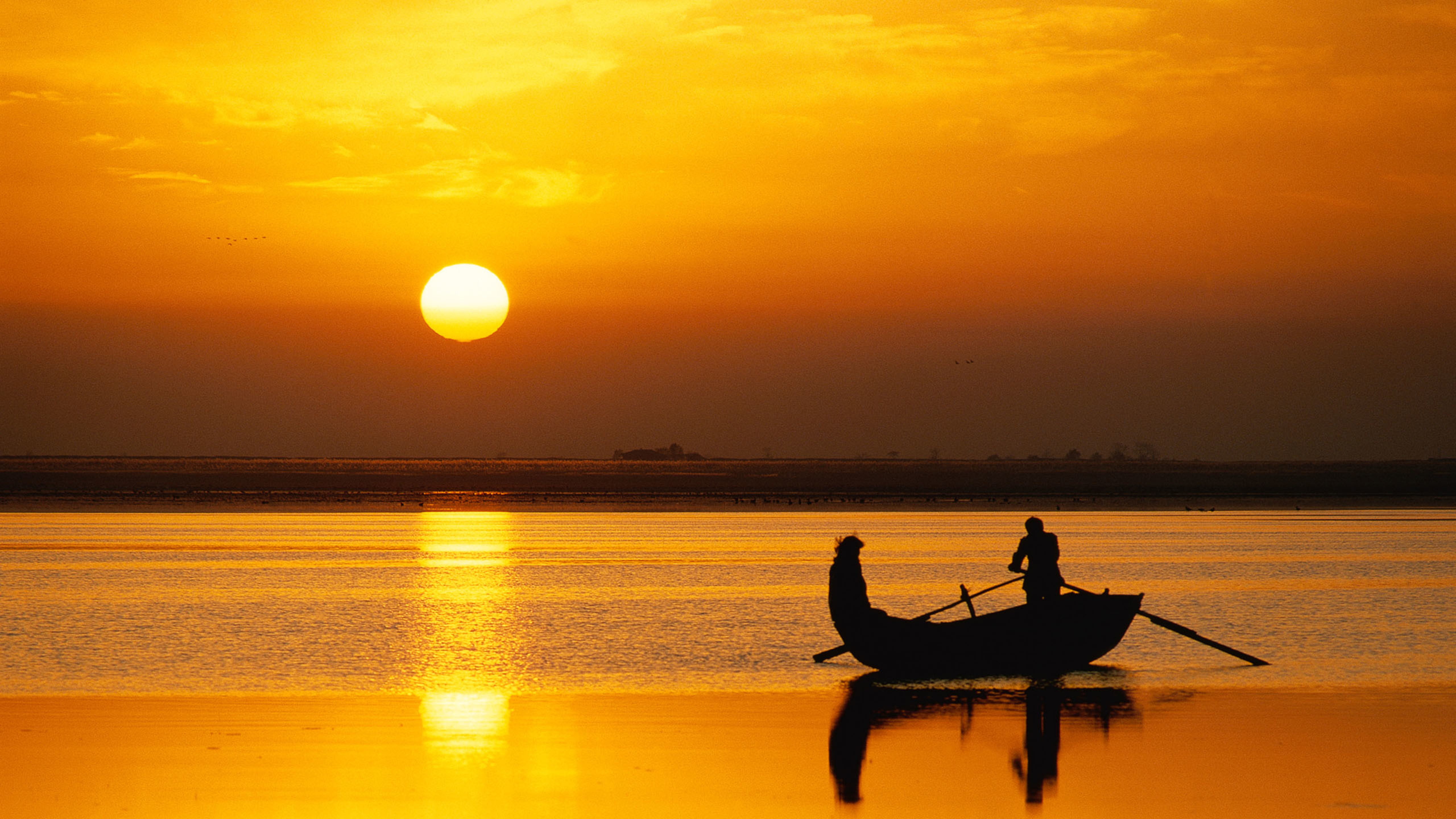 黄昏下的一叶孤舟