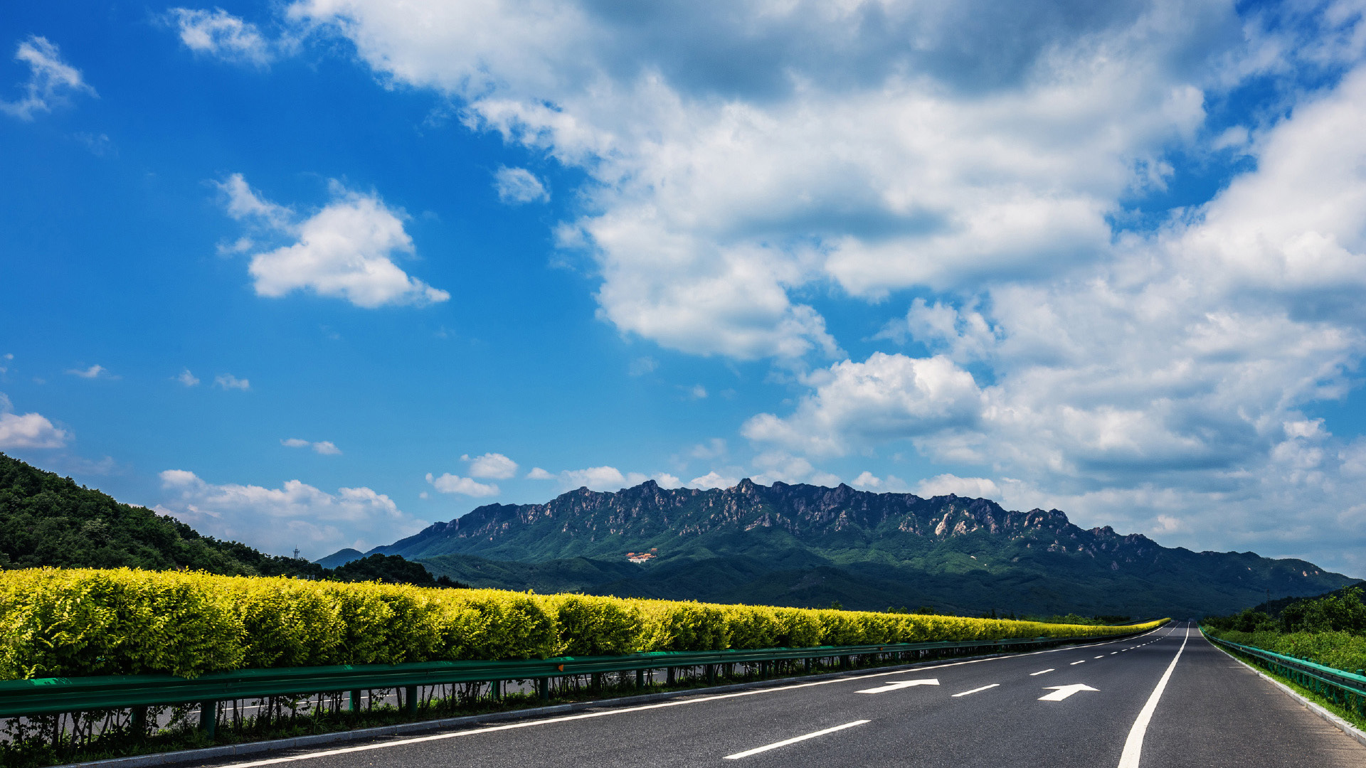 风景 蓝天白云 远山 高速公路 道路