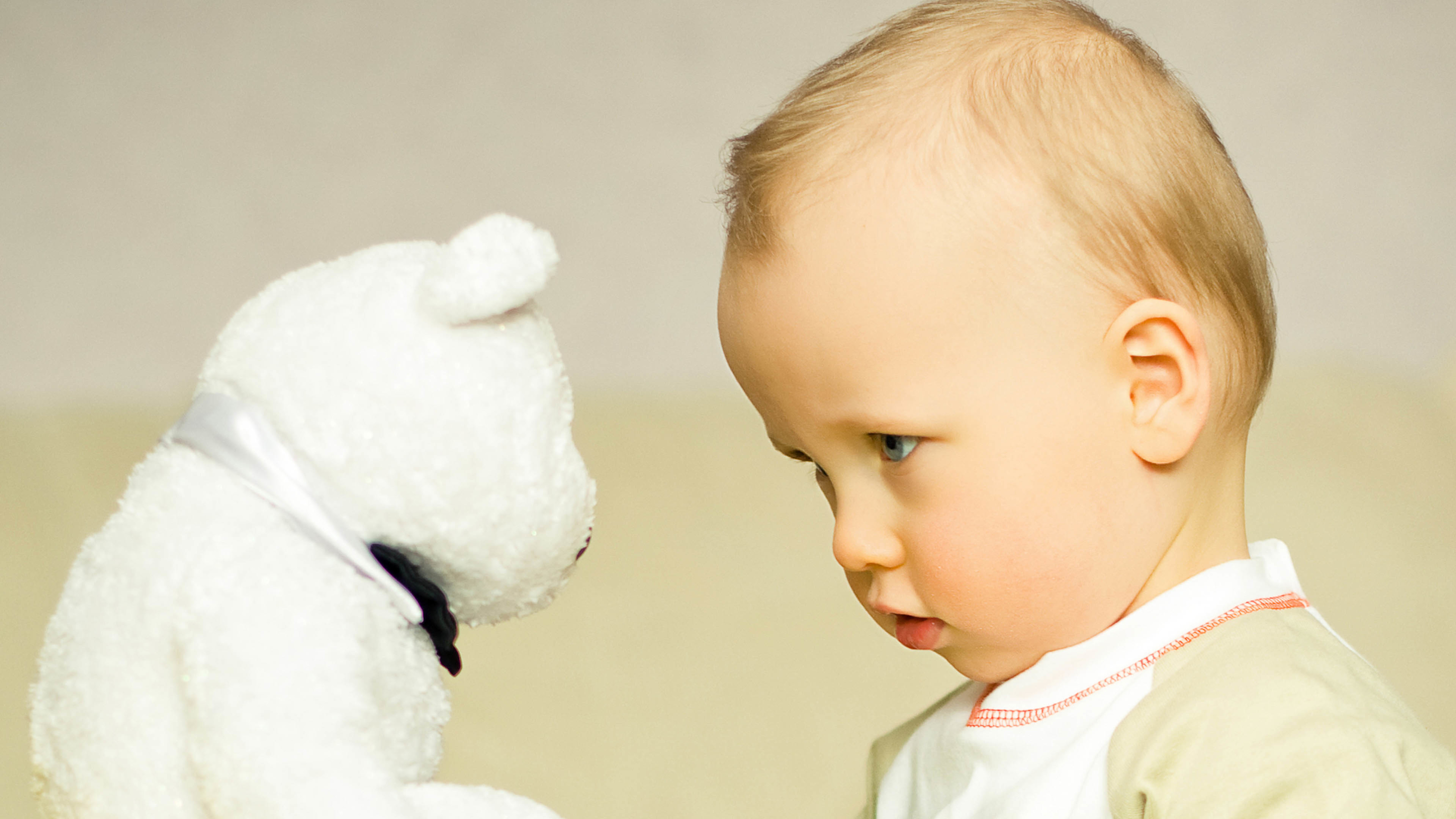 小男孩和布偶熊