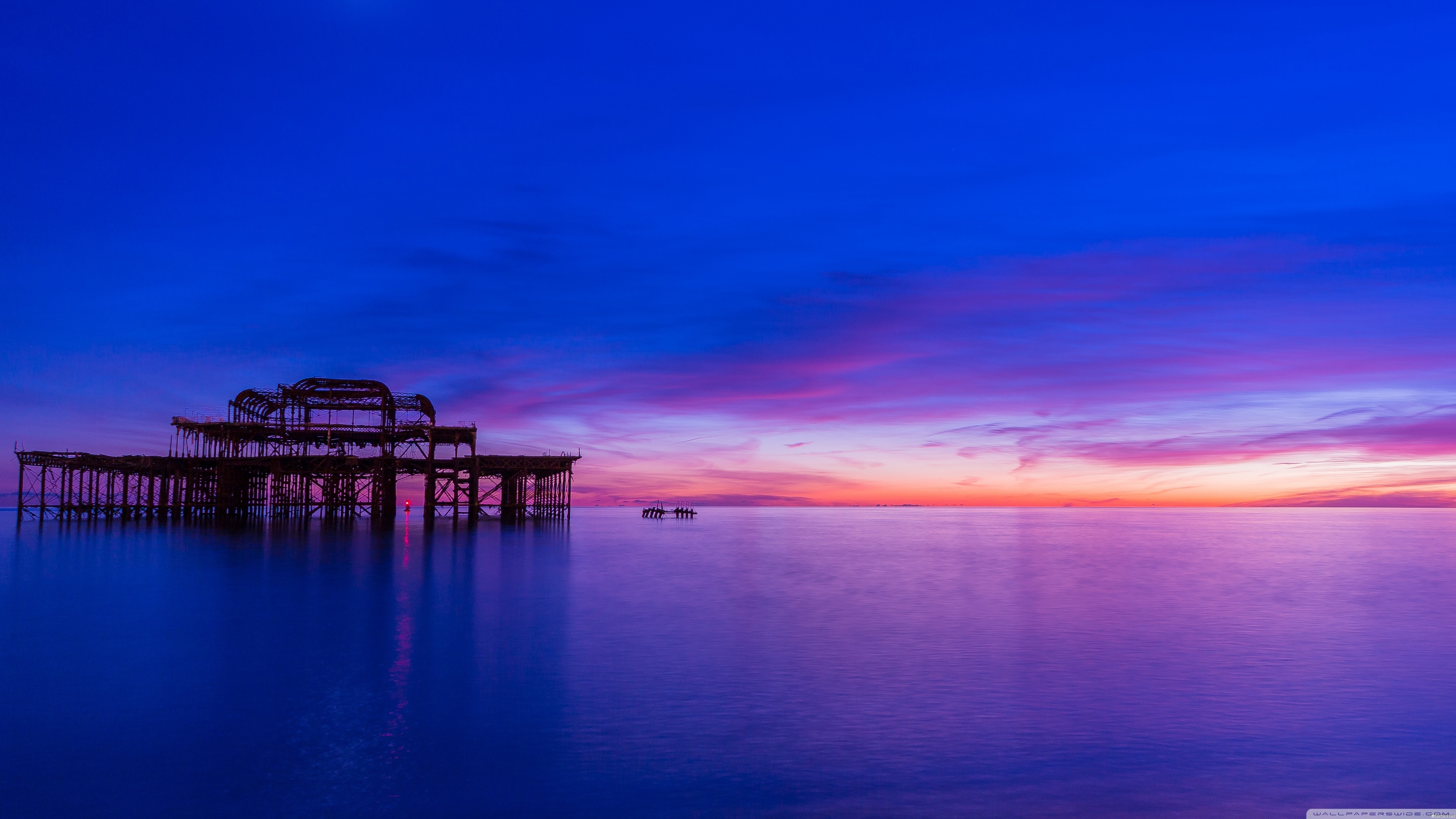 晚霞中平静的湖面