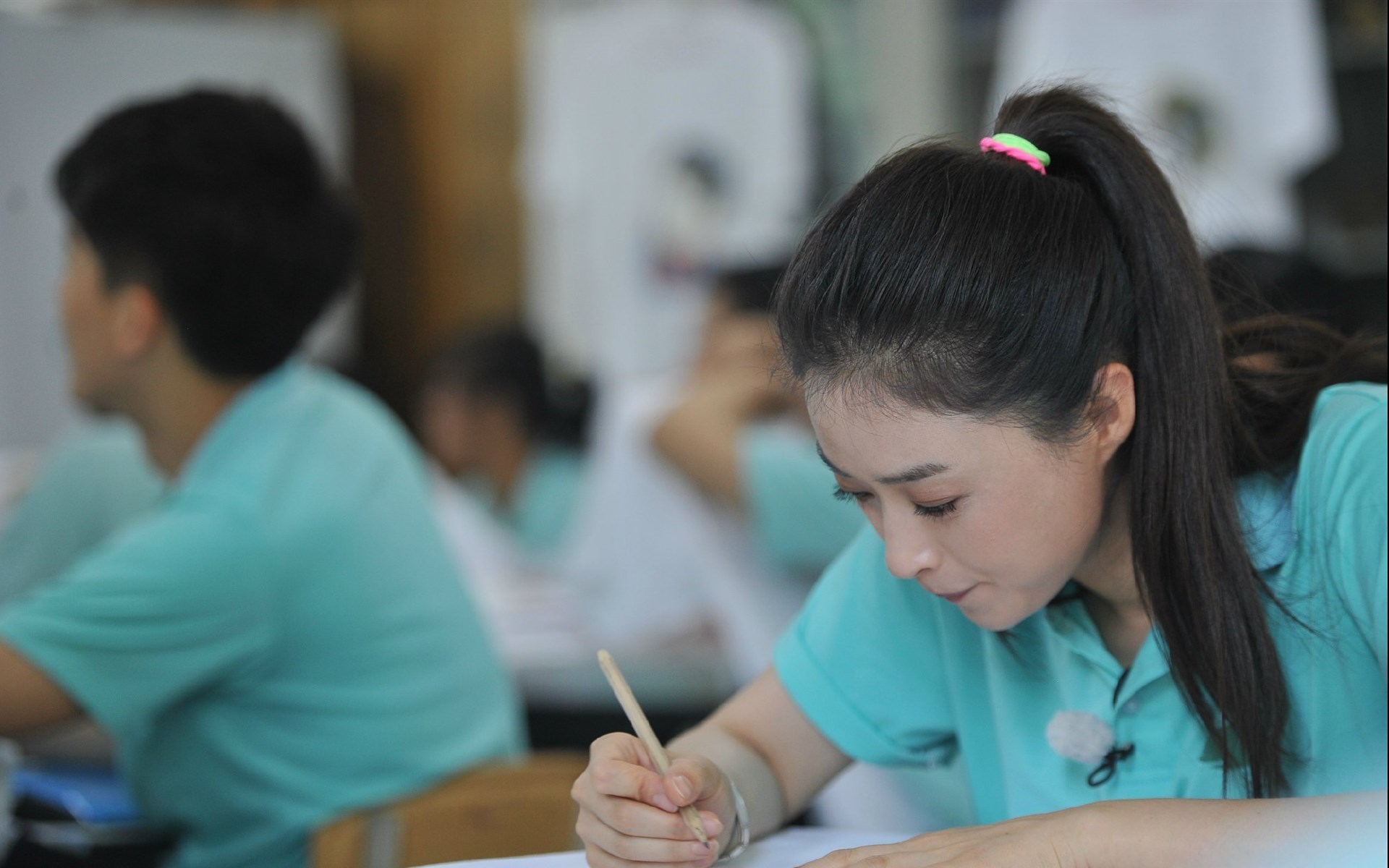 蒋欣 演员 气质美女 学生装 清新 可爱 宽屏