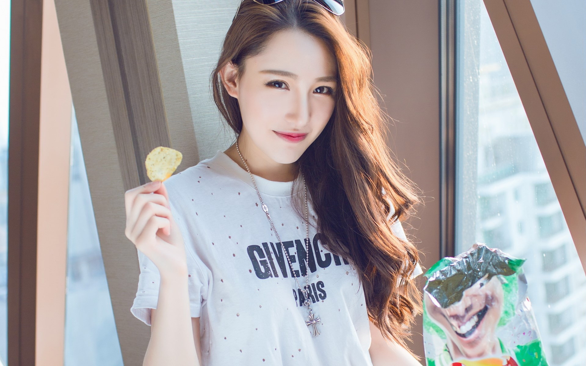 美女 可爱 俏皮 薯片