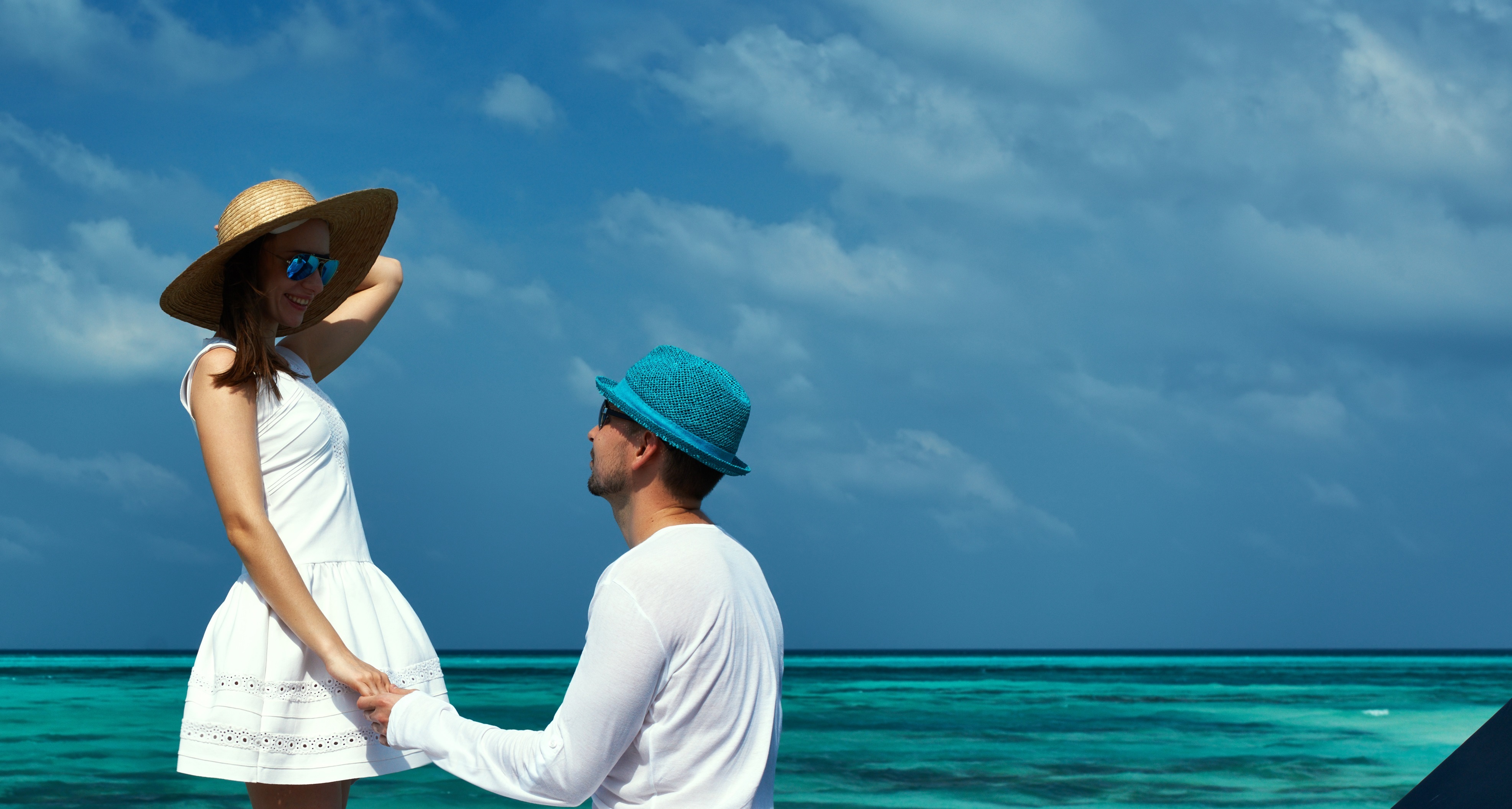 情侣 大海 草帽 亲密