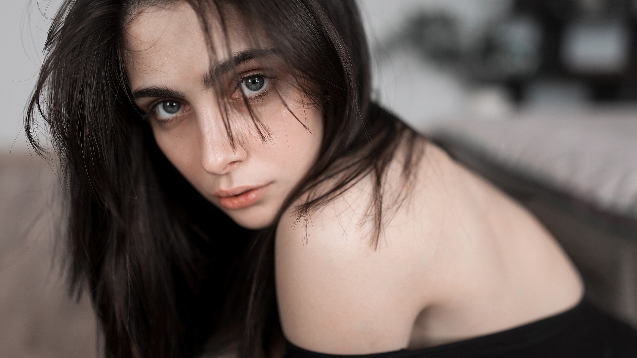 欧美女神 黑色 肩膀