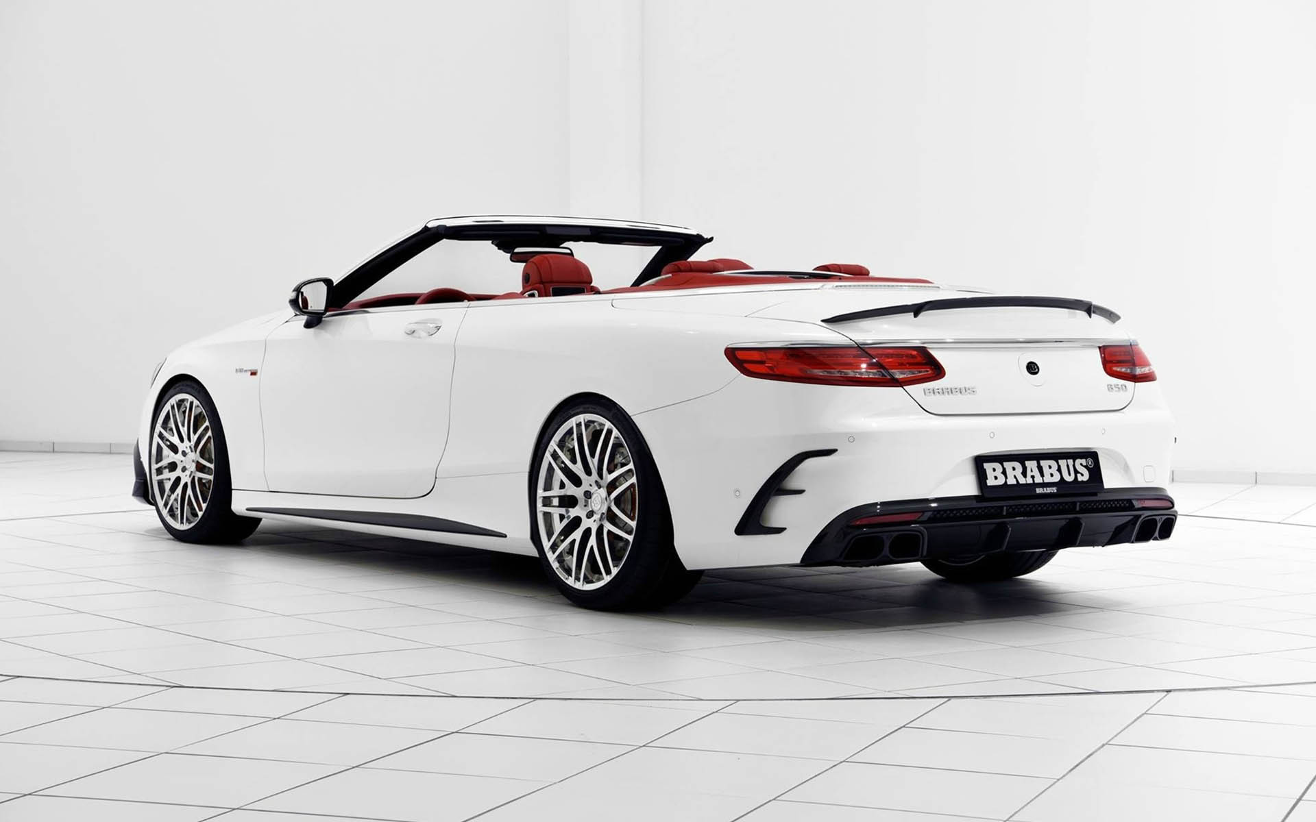 巴博斯 白色敞篷跑车