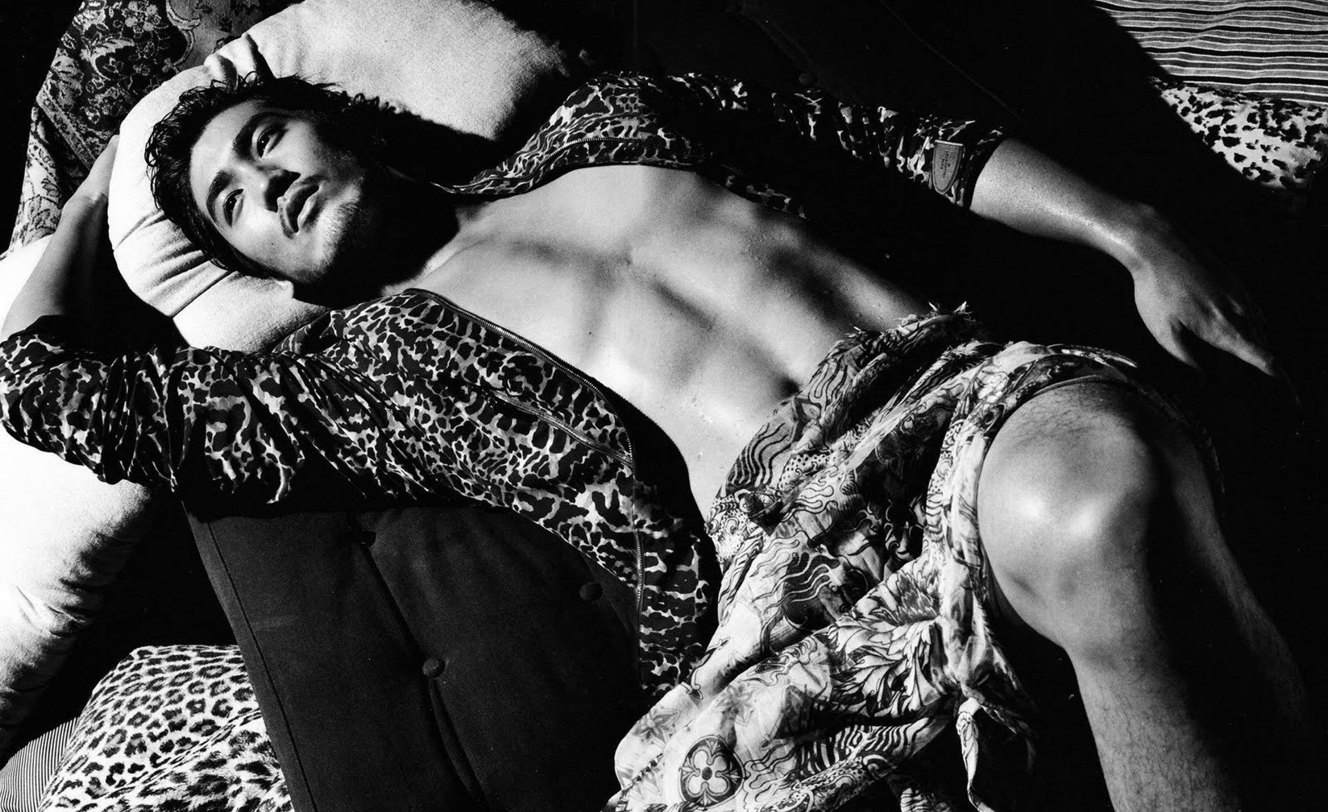 高以翔 肌肉 黑白 马甲线 腹肌