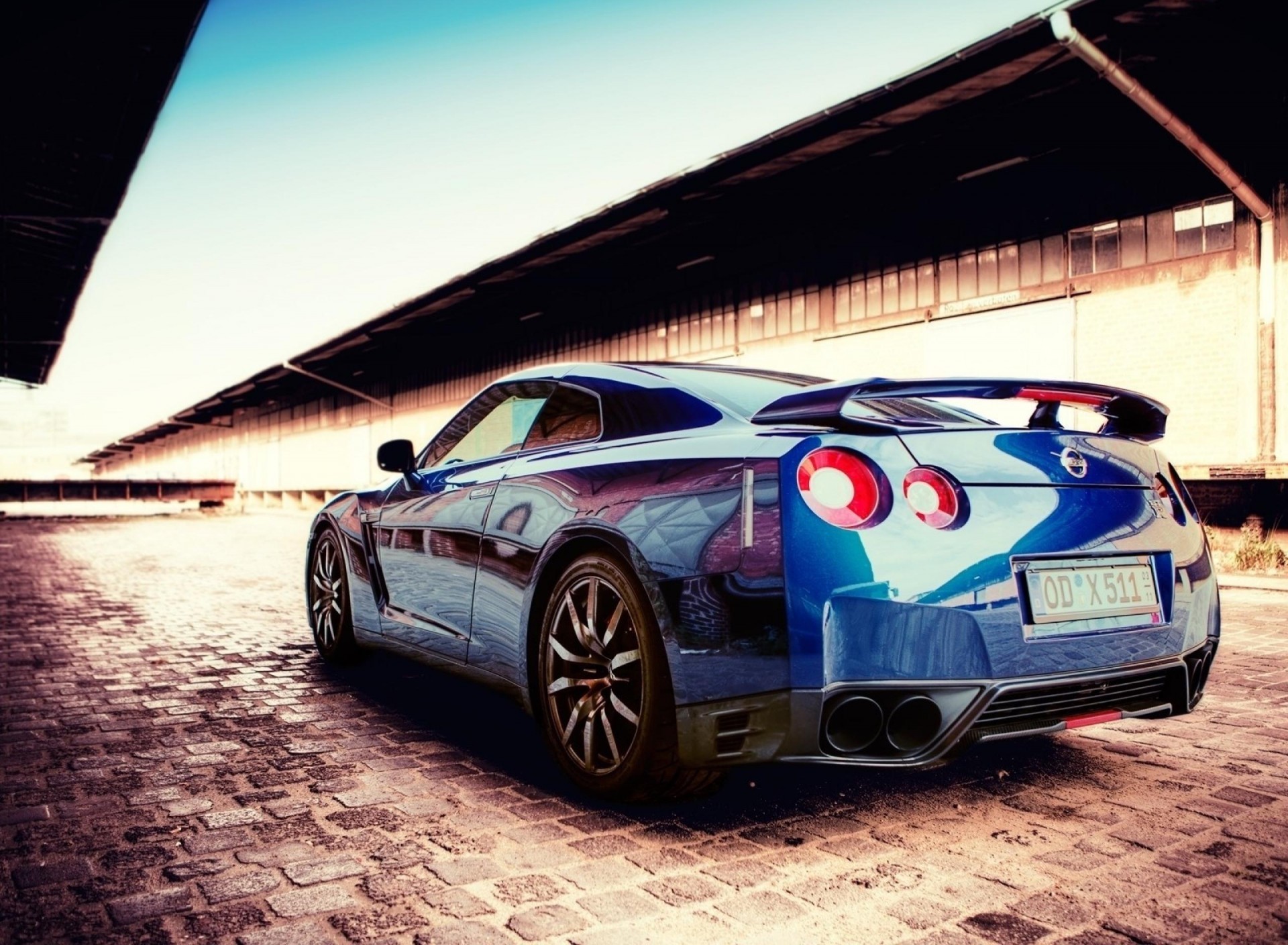 日产 GTR 蓝色跑车