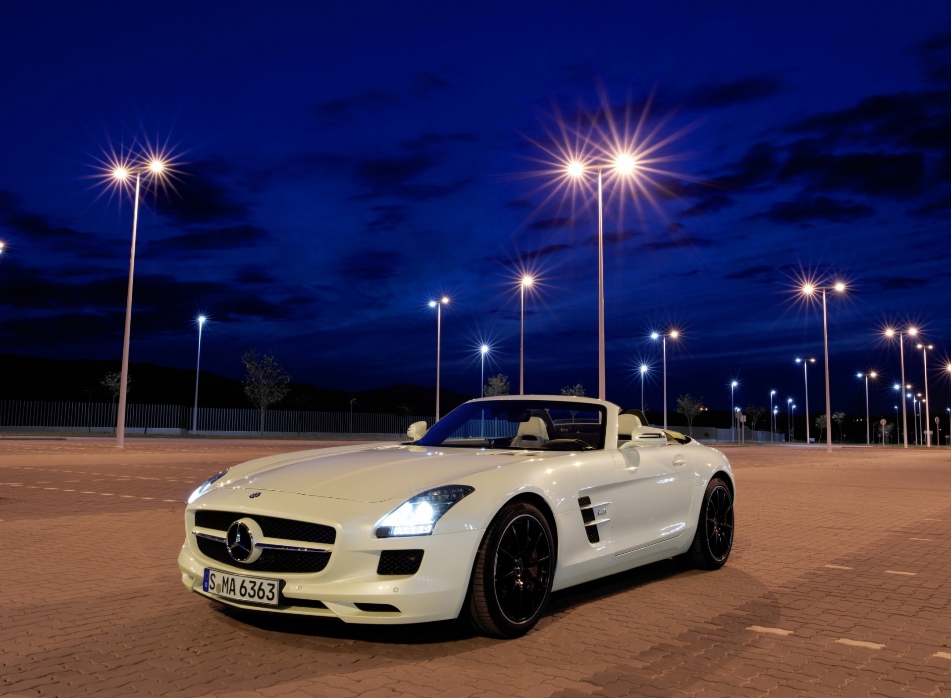 奔驰 白色跑车 灯光