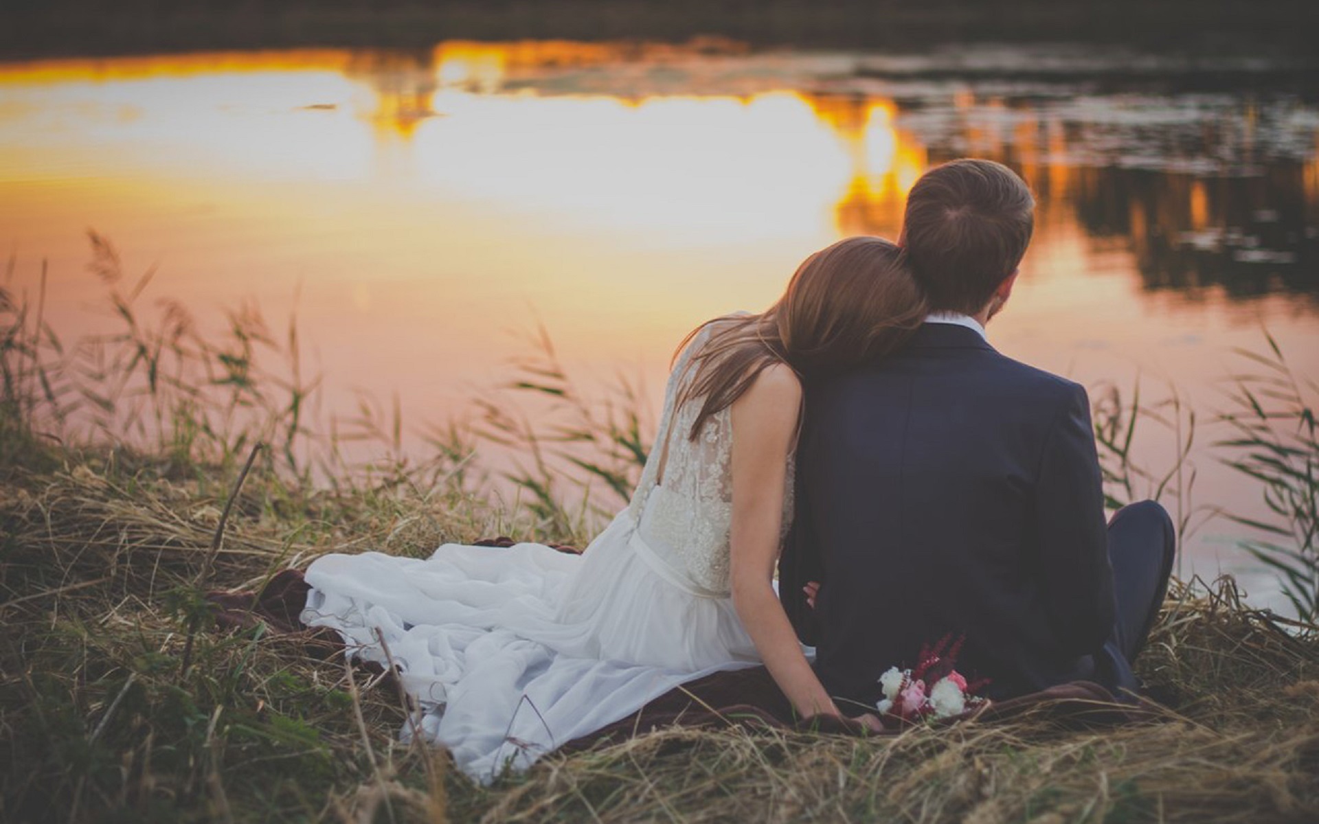 唯美温馨 情侣 倚靠