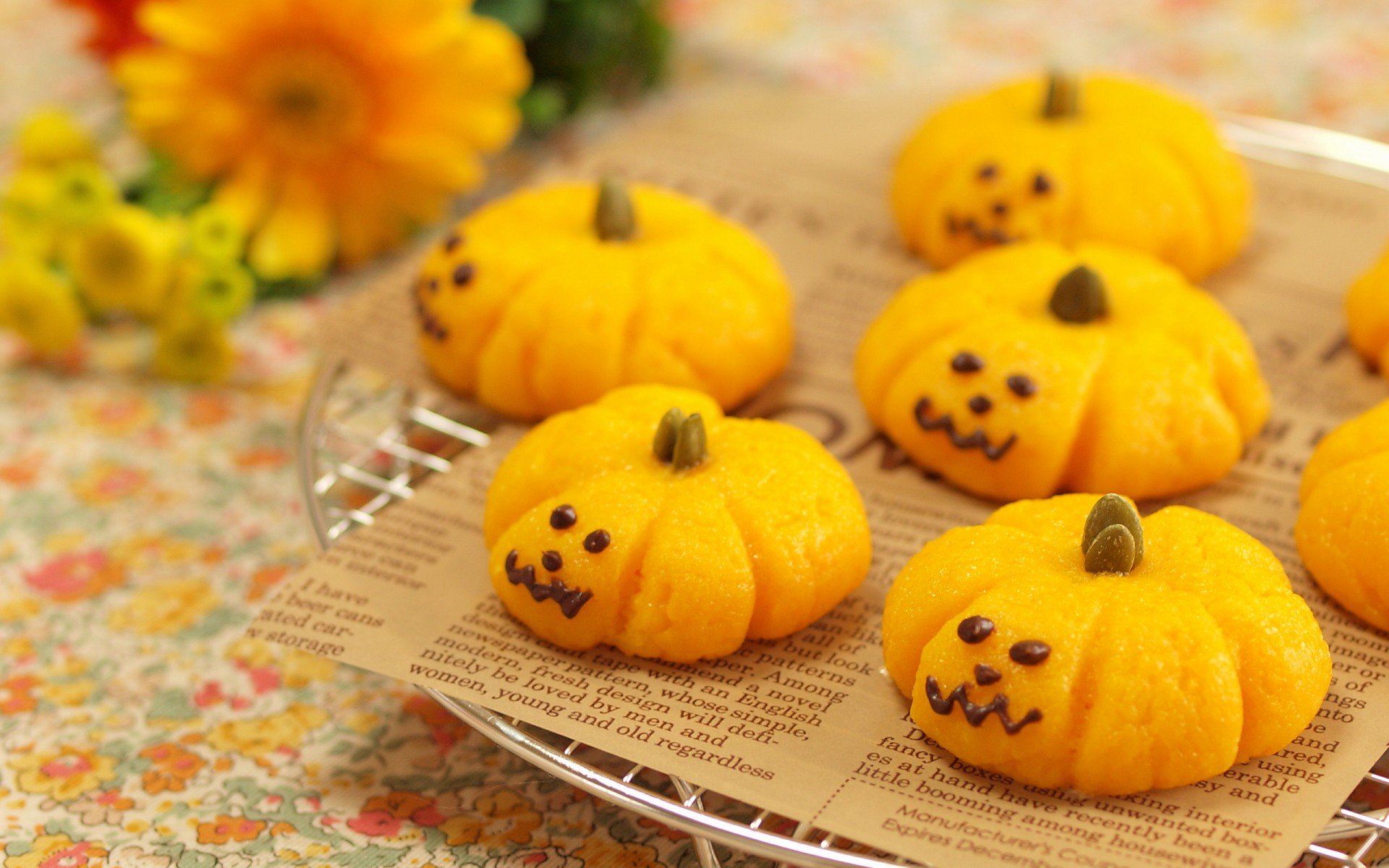 美食  清新 一口一口吃掉忧愁 食物 甜点 糕点 吃货 南瓜饼 笑脸 可爱 黄色 温馨