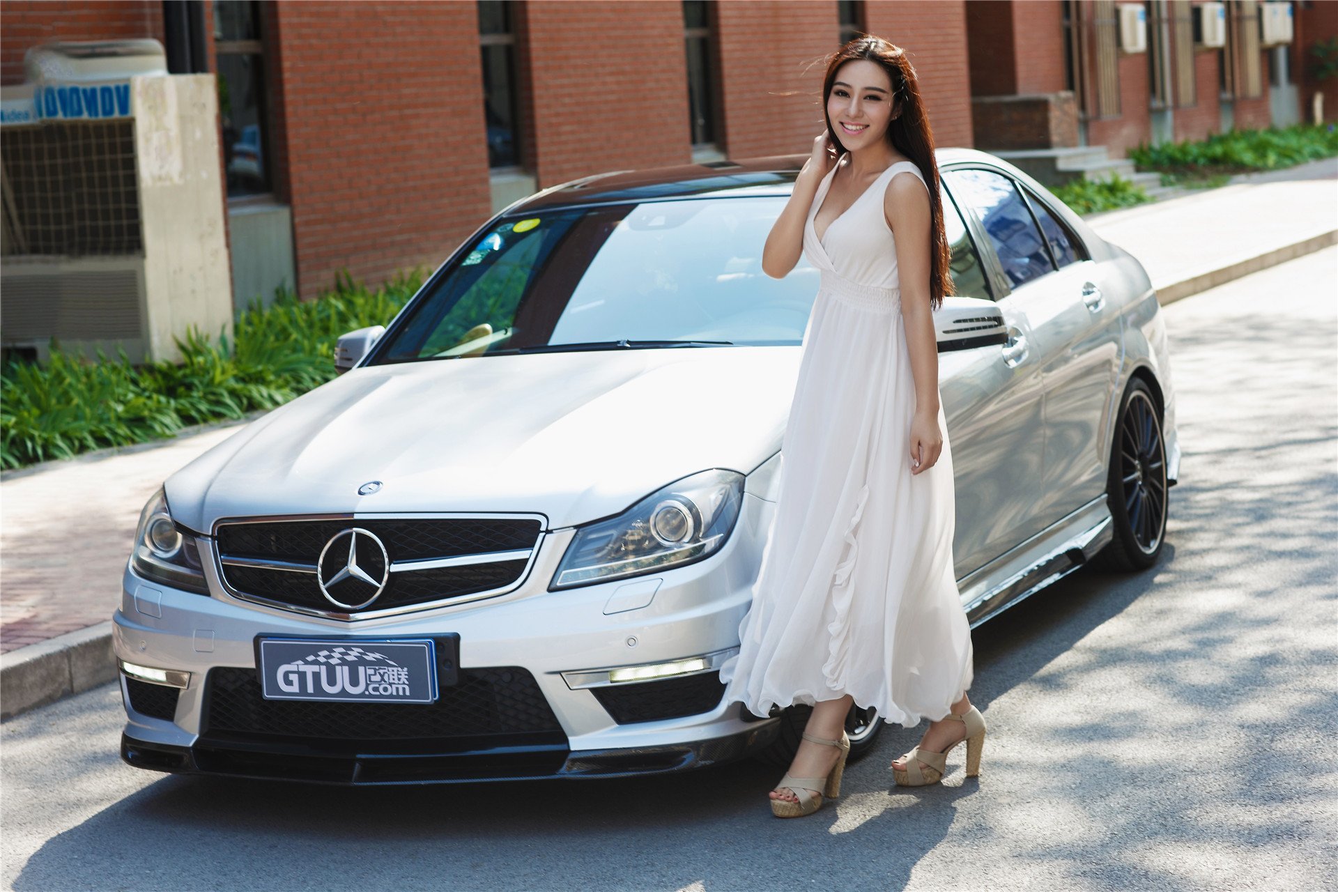 美女 改联网 车模 奔驰C63 AMG 佟方妤