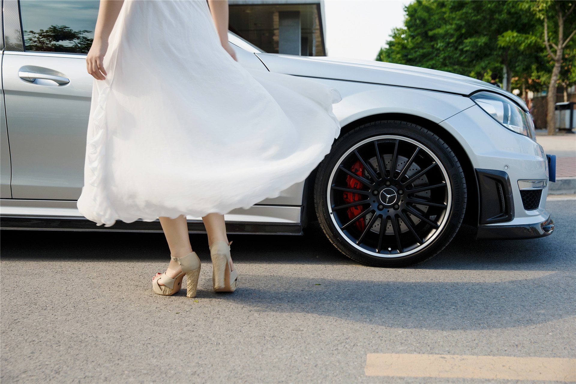 美女 改联网 车模 奔驰C63 AMG 佟方妤