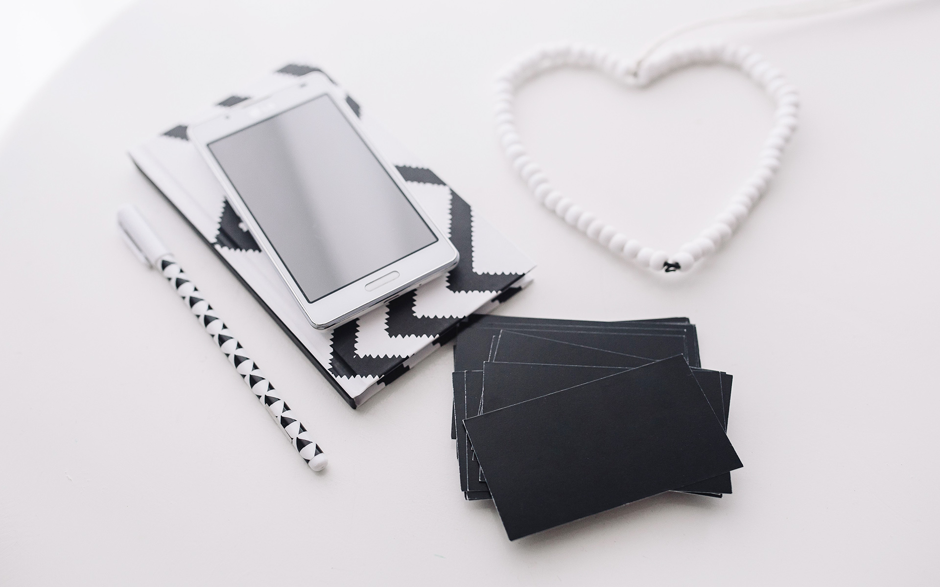 静物写真 简约书桌  手机