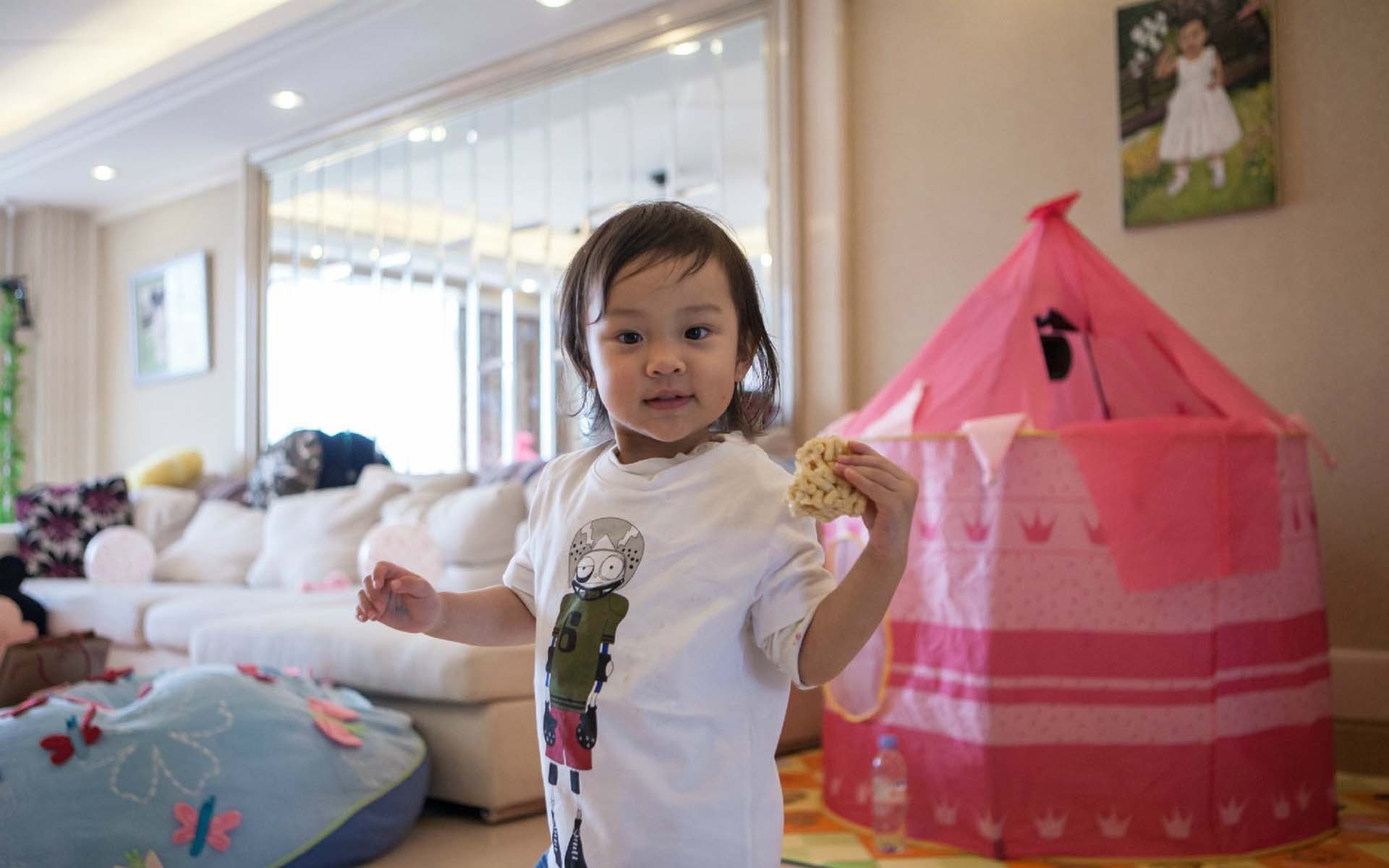 甜馨 爸爸回来了 搞怪 逗趣 萌娃