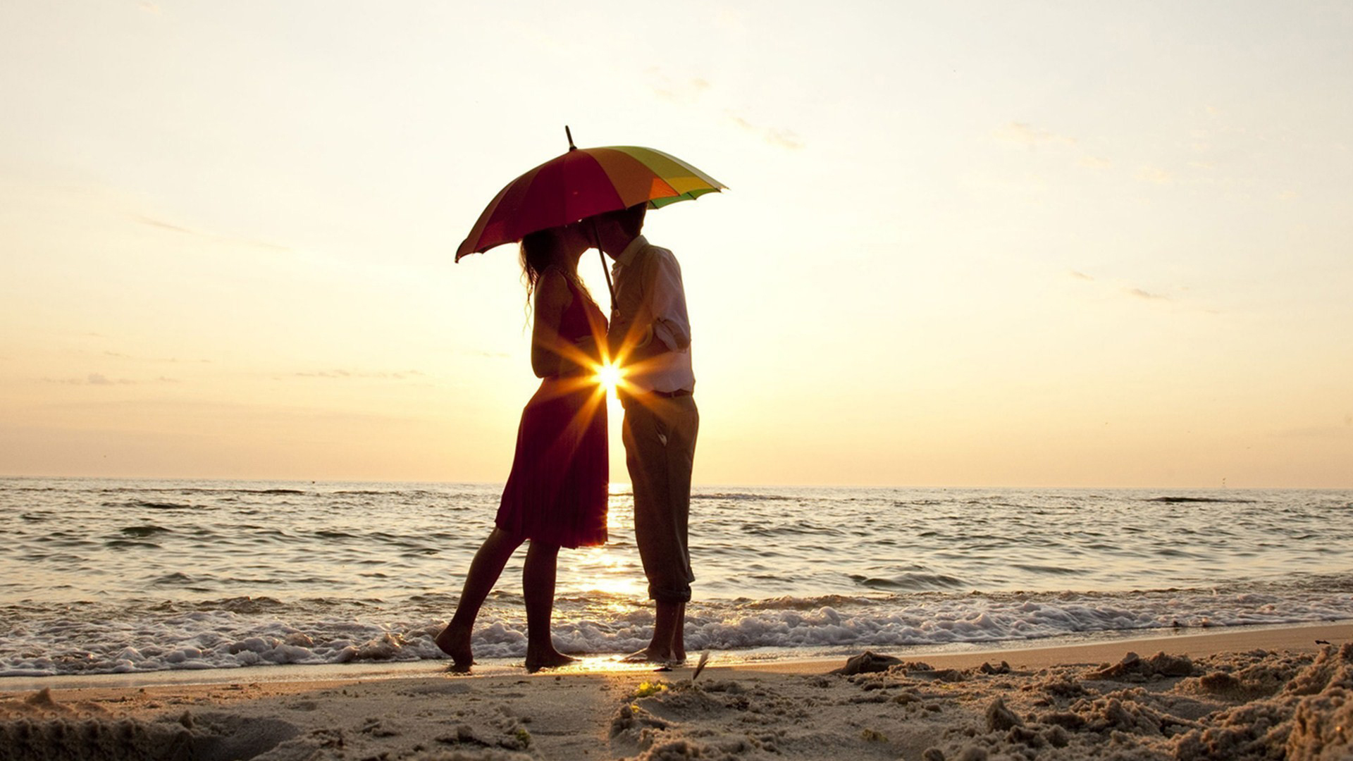 唯美温馨 情侣 亲吻 沙滩