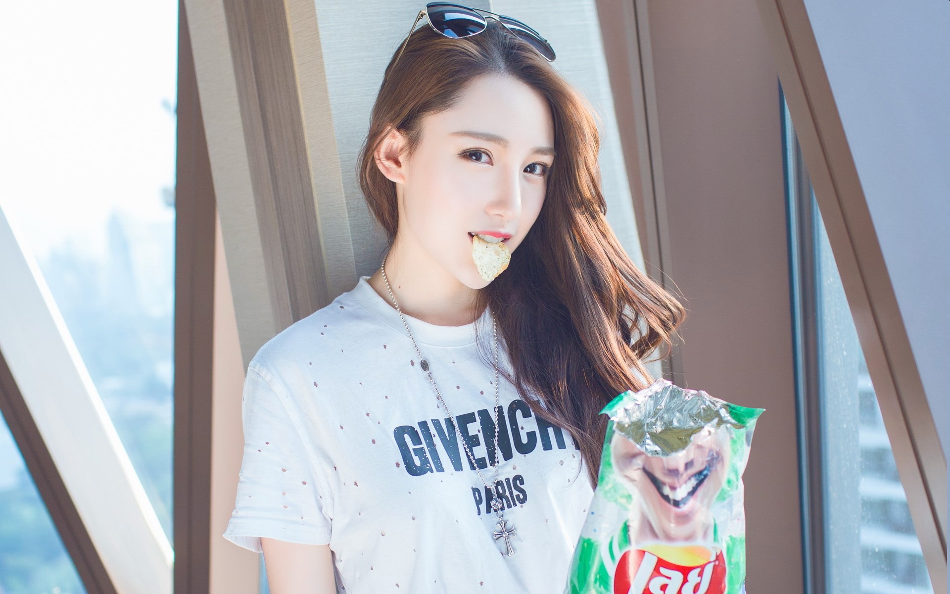 美女 可爱 俏皮 薯片