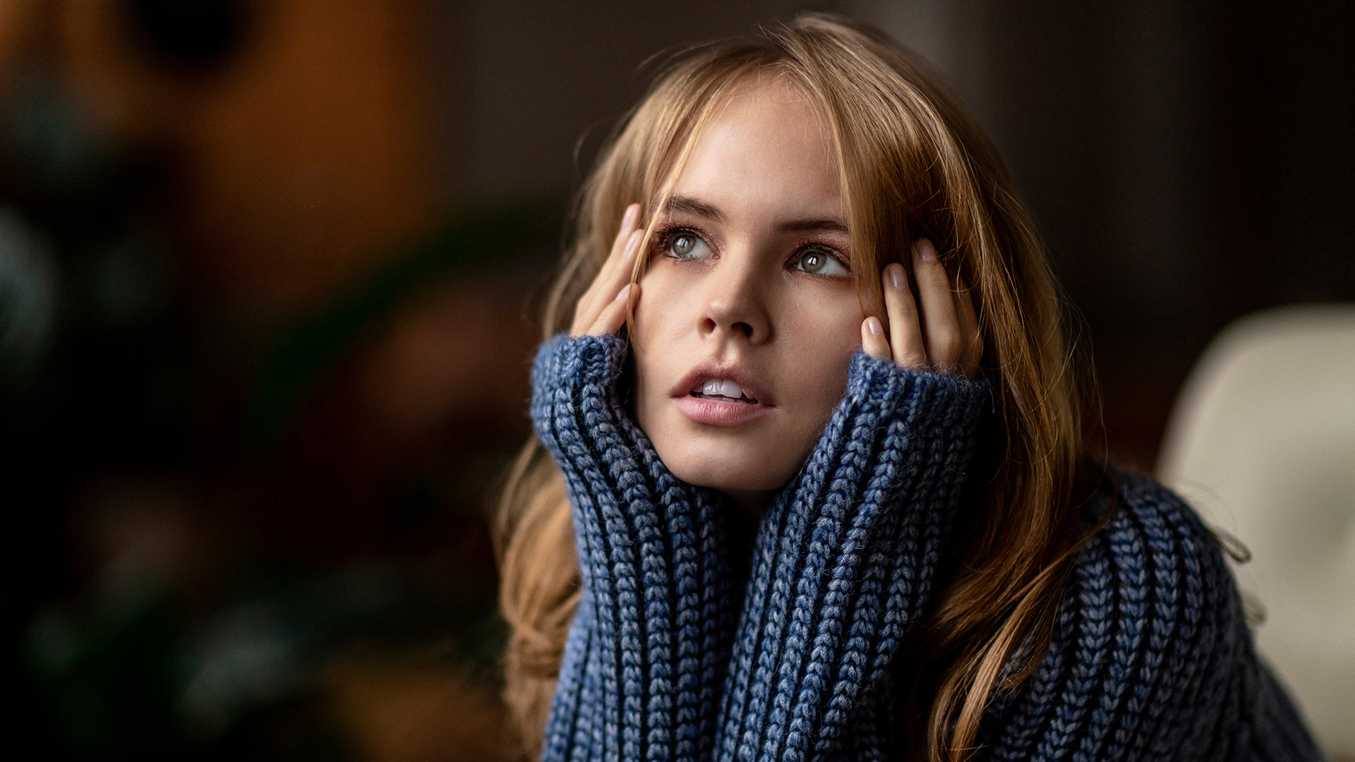 欧美女神 思考 毛衣 蓝色