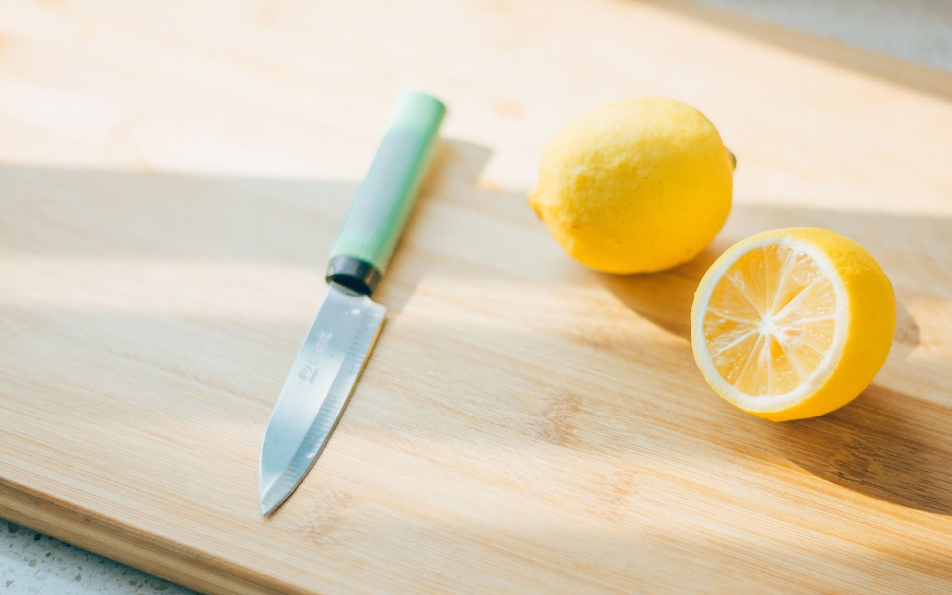 静物写真  安静的桌面  水果刀  水果