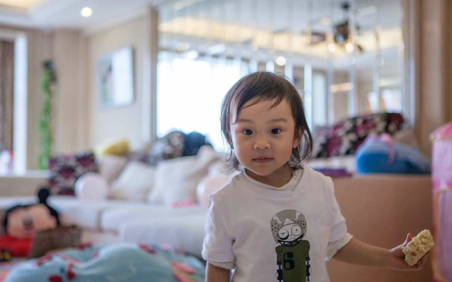 甜馨 爸爸回来了 搞怪 逗趣 萌娃