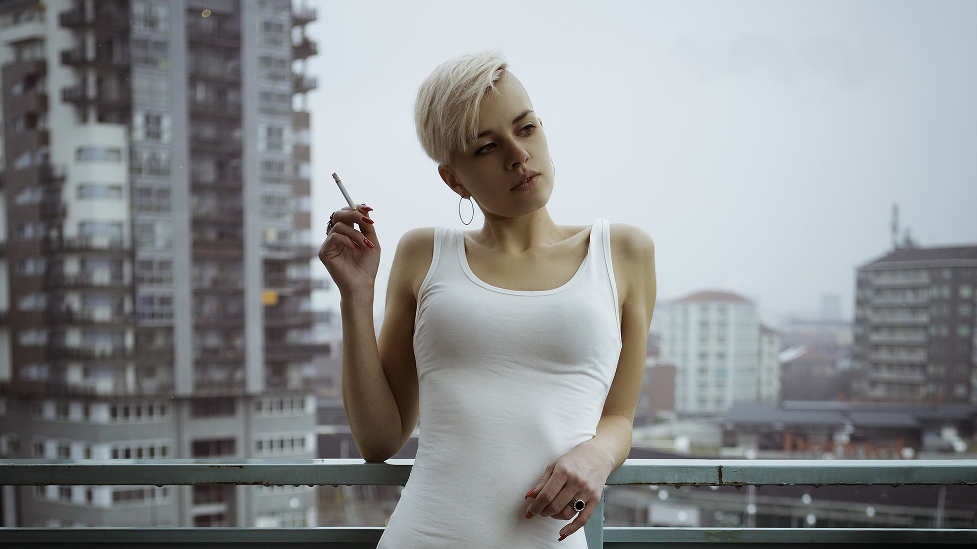 欧美女神 白背心 烟