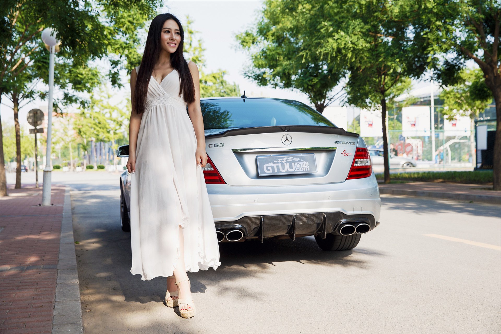 美女 改联网 车模 奔驰C63 AMG 佟方妤