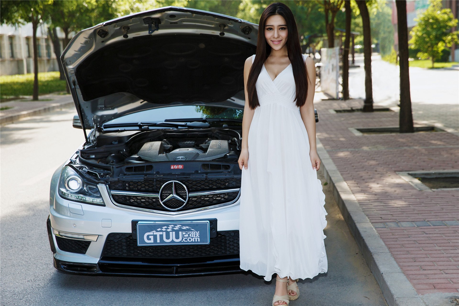 美女 改联网 车模 奔驰C63 AMG 佟方妤