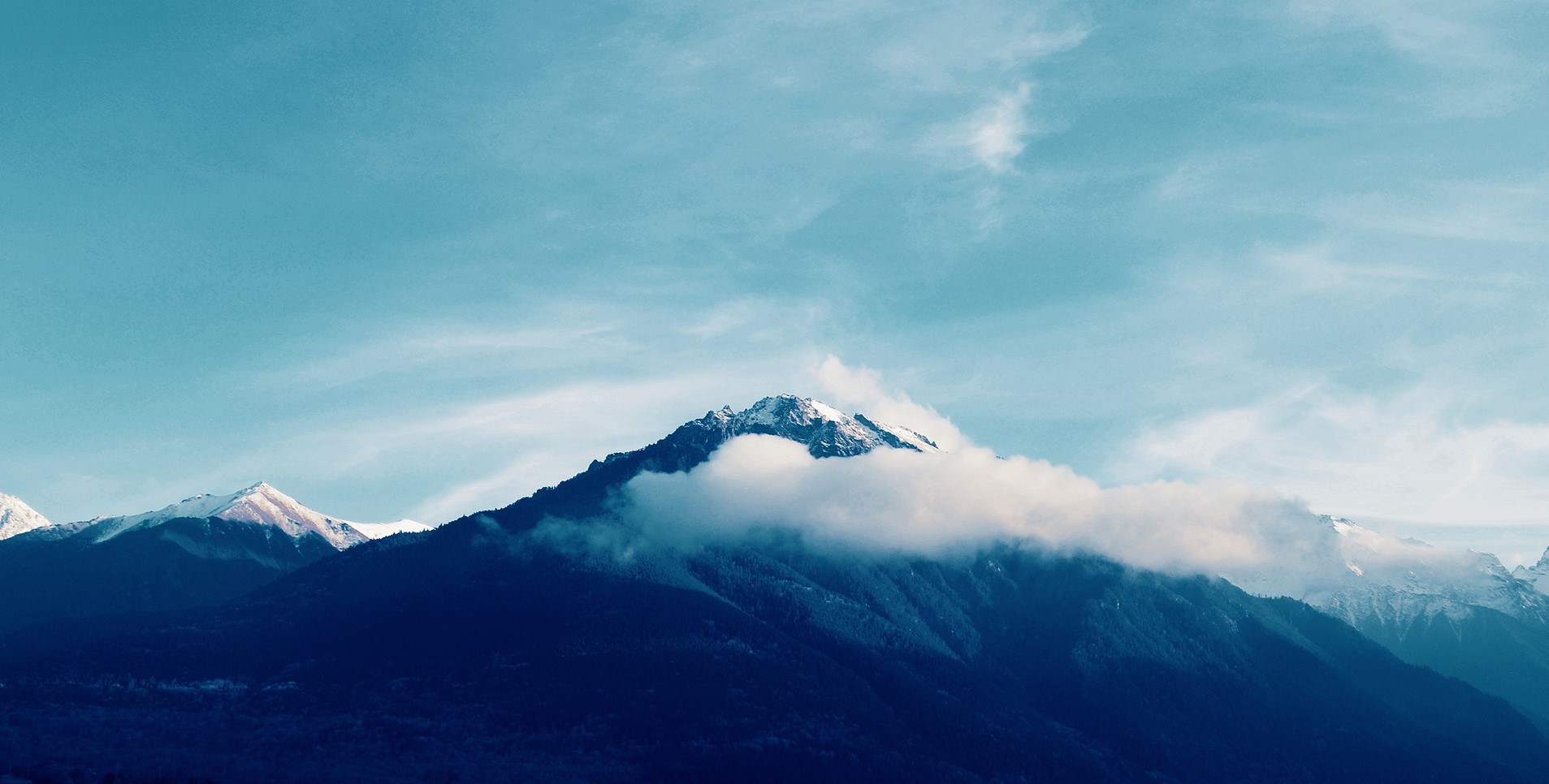 雪 山 天空